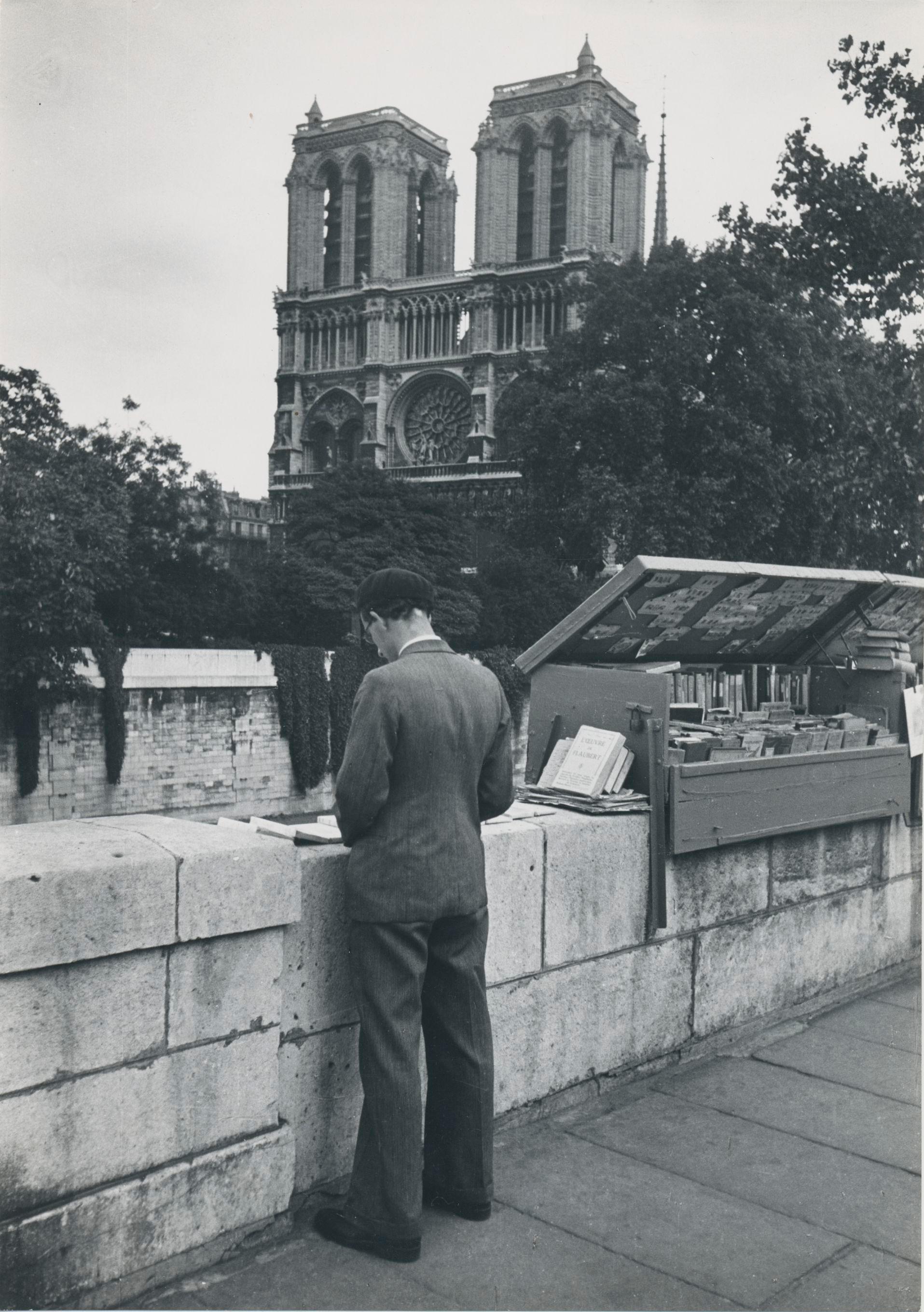 Erich Andres Black and White Photograph – Man, Notre Dam, Straßenfotografie, Schwarz-Weiß, Paris, 1950er Jahre, 23 x 16, 2 cm