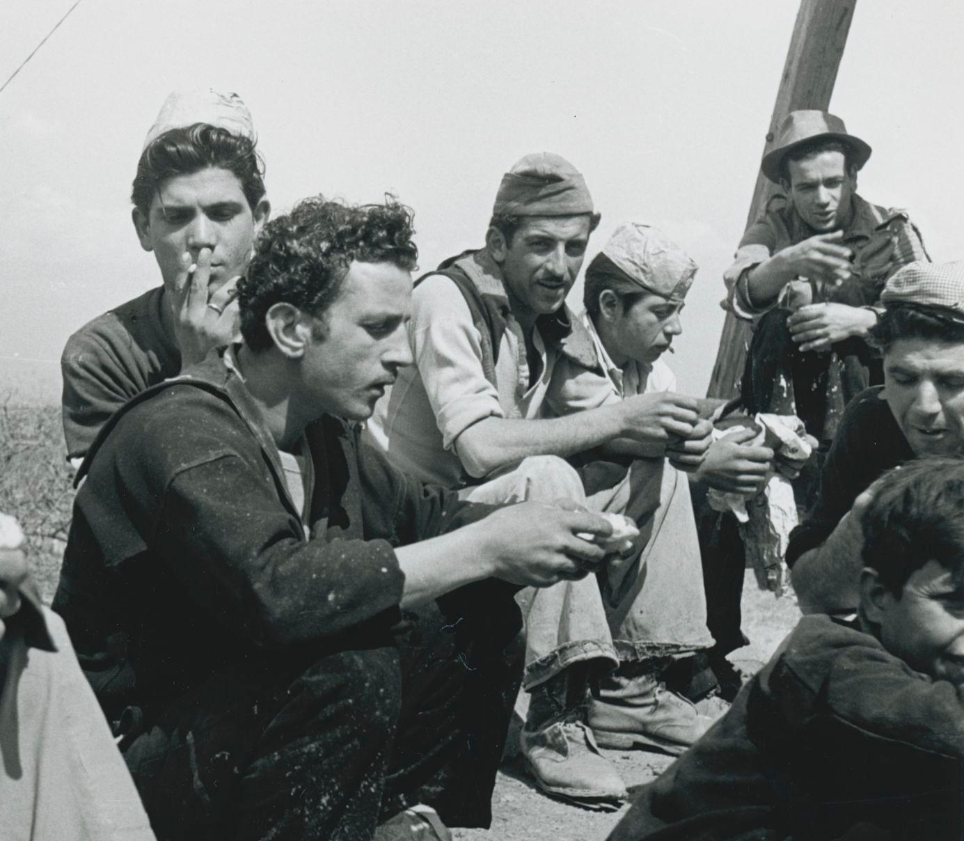 Les hommes au travail, photographies de rue, noir et blanc, Italie, années 1950, 12,6 x 17,7 cm - Moderne Photograph par Erich Andres