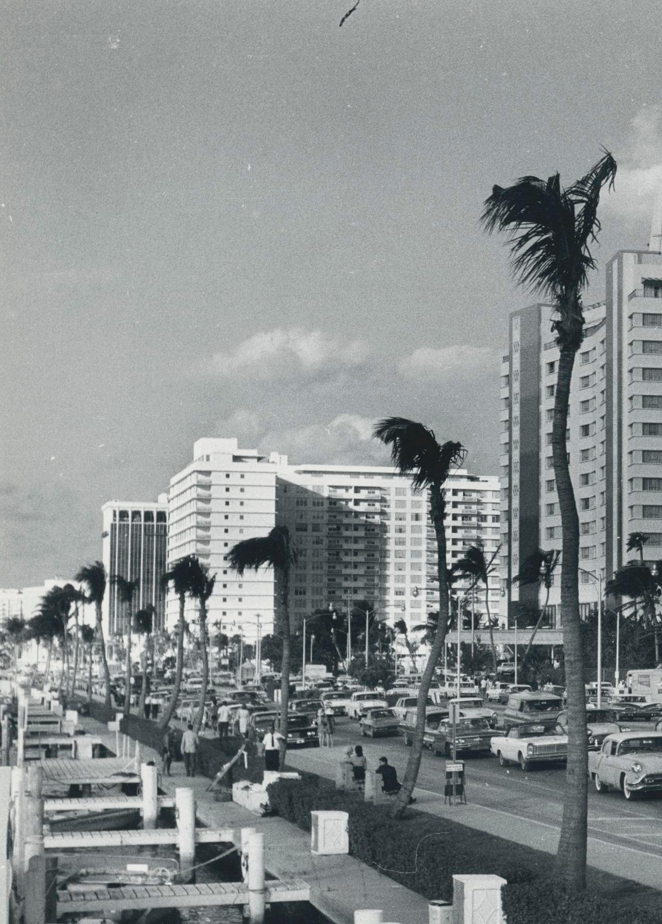 Miami Beach, Straßenfotografie, Schwarz-Weiß, USA 1960er Jahre, 18,2 x 23,3 cm – Photograph von Erich Andres