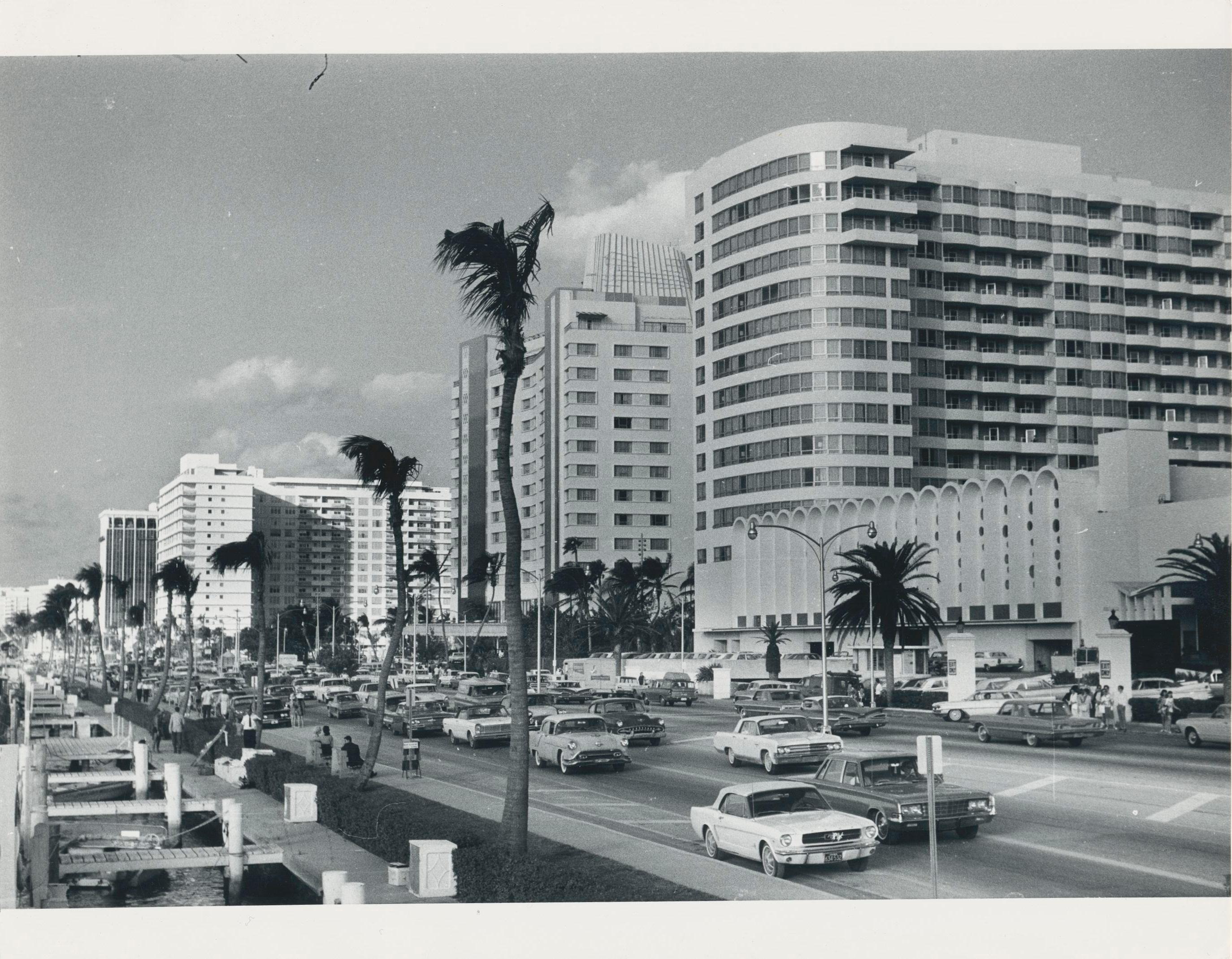 Black and White Photograph Erich Andres - Miami Beach, photographie de rue, noir et blanc, États-Unis, années 1960, 18,2 x 23,3 cm