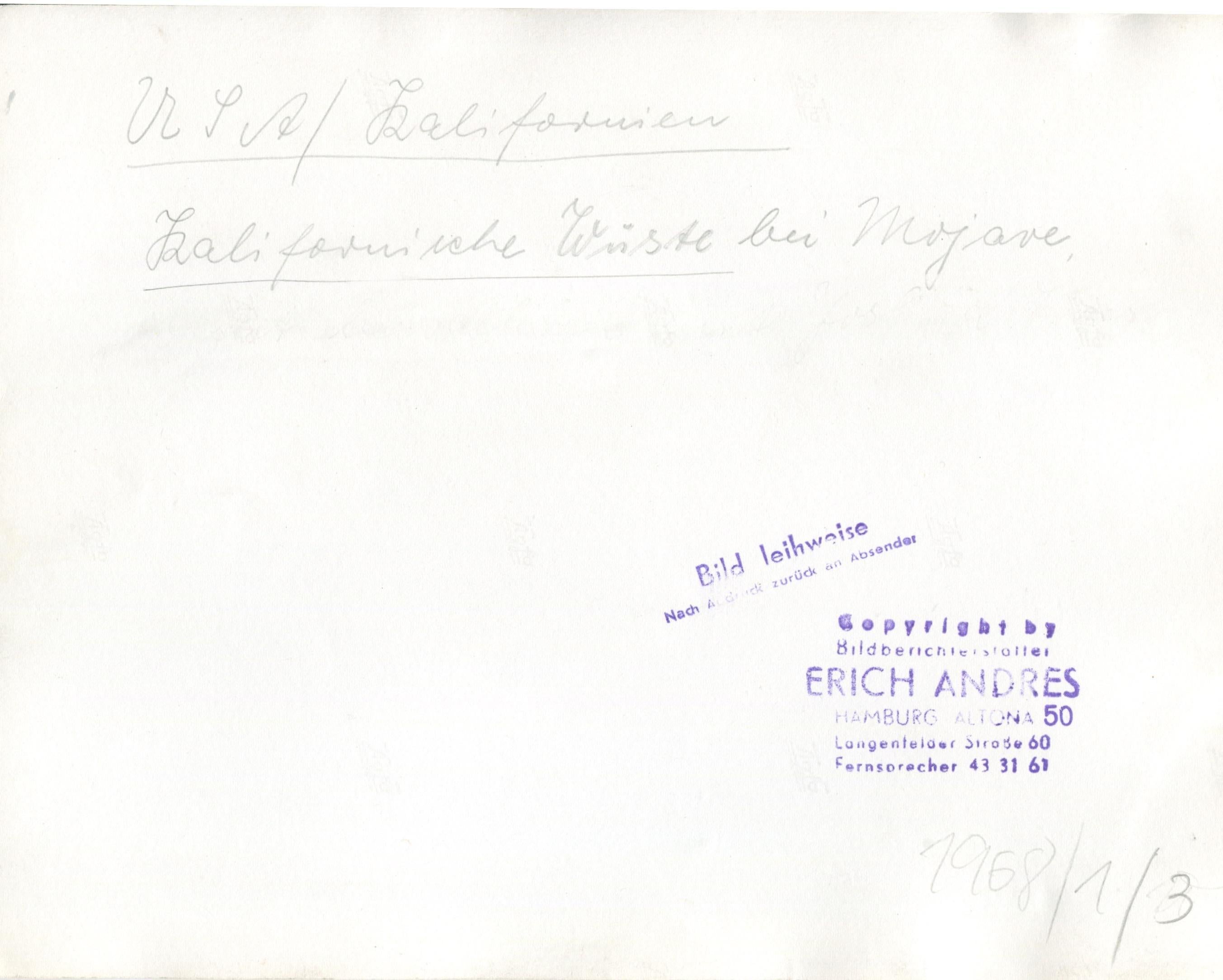 Silbergelatine-Druck von Erich Andres, um 1960.
Andre wurde 1905 in Deutschland geboren und verstarb 1992. Er begann seine Karriere als Fotograf im Jahr 1920. Er war einer der ersten Fotografen, die eine Leica benutzten. Seine Bilder sind heute in