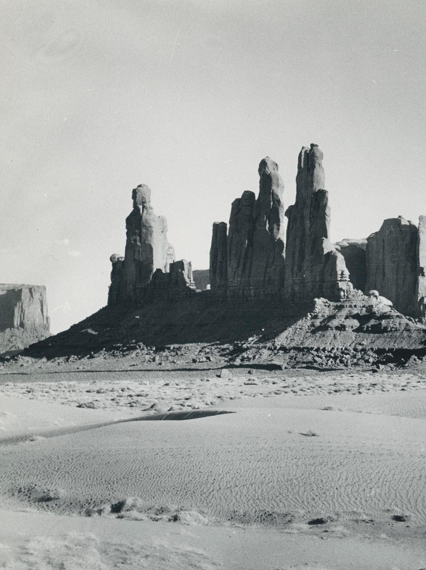 Monument Valley, Utah/Arizona, Schwarz und Weiß, USA 1960er Jahre, 16,7 x 23, 4 cm – Photograph von Erich Andres