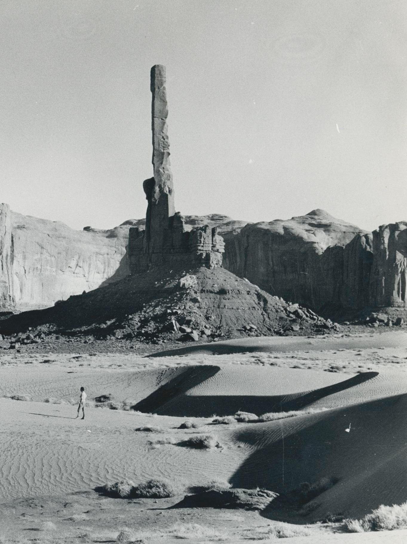 Monument Valley, Utah/Arizona, Schwarz und Weiß, USA 1960er Jahre, 16,7 x 23, 4 cm (Moderne), Photograph, von Erich Andres