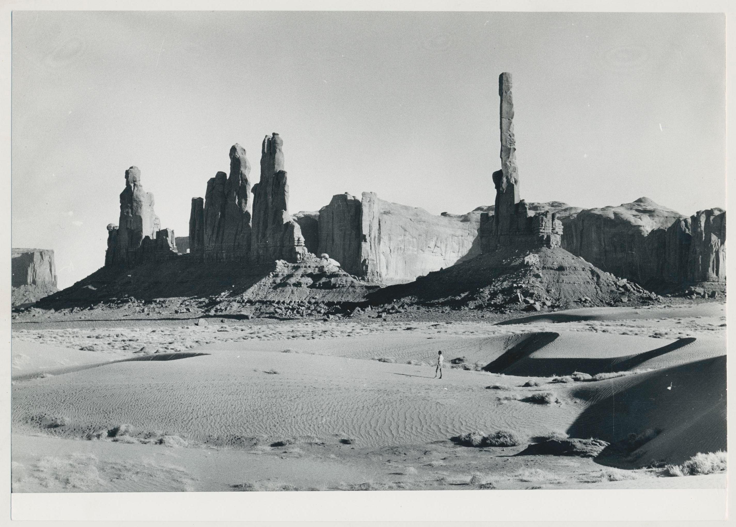 Erich Andres Black and White Photograph – Monument Valley, Utah/Arizona, Schwarz und Weiß, USA 1960er Jahre, 16,7 x 23, 4 cm
