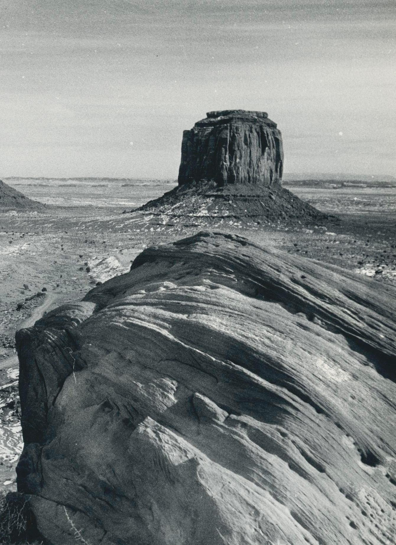 Monument Valley, Utah/Arizona, noir et blanc, États-Unis, 23 x 16,8 cm - Photograph de Erich Andres