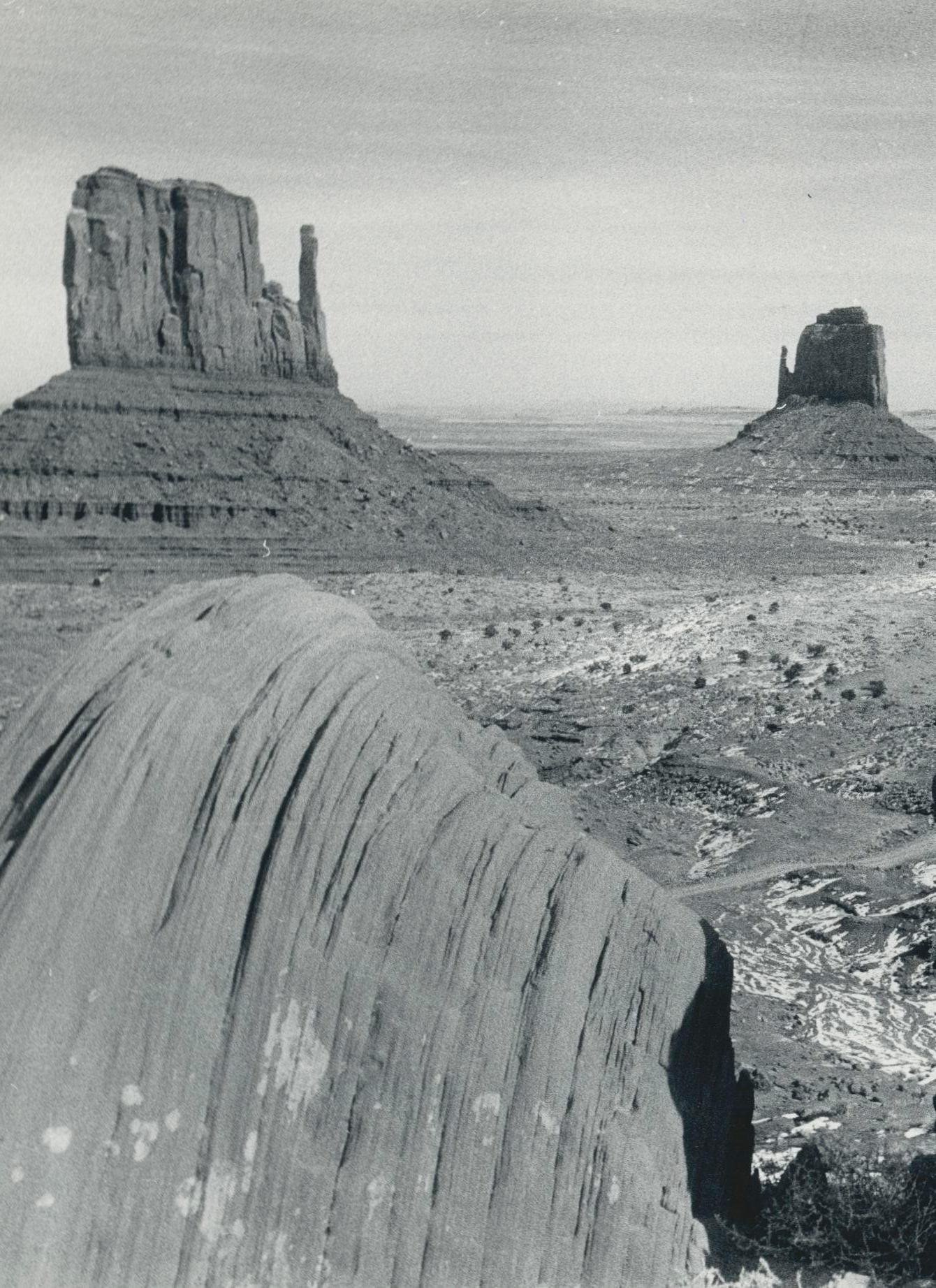 Monument Valley, Utah/Arizona, noir et blanc, États-Unis, 23 x 16,8 cm - Moderne Photograph par Erich Andres