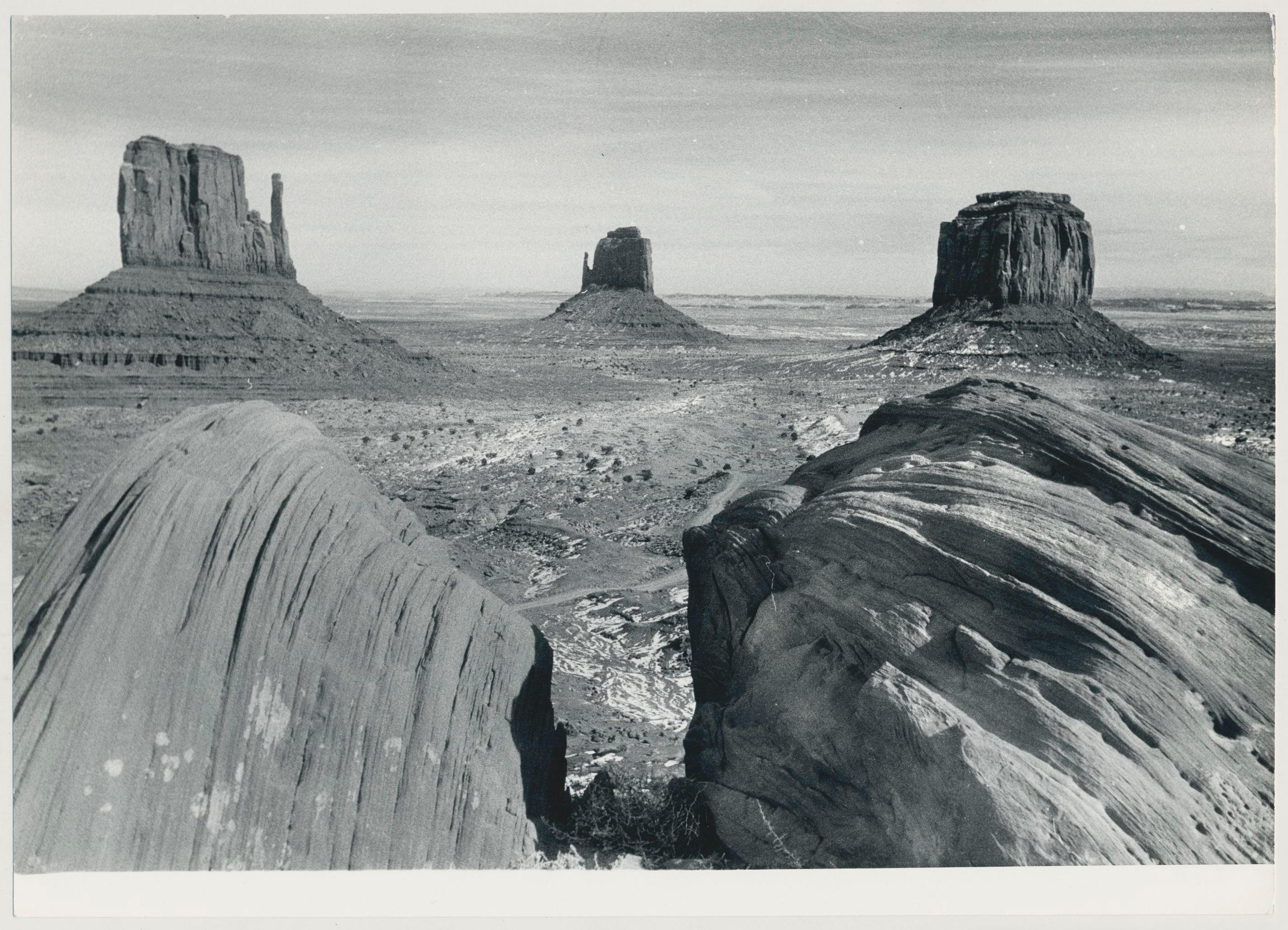 Black and White Photograph Erich Andres - Monument Valley, Utah/Arizona, noir et blanc, États-Unis, 23 x 16,8 cm