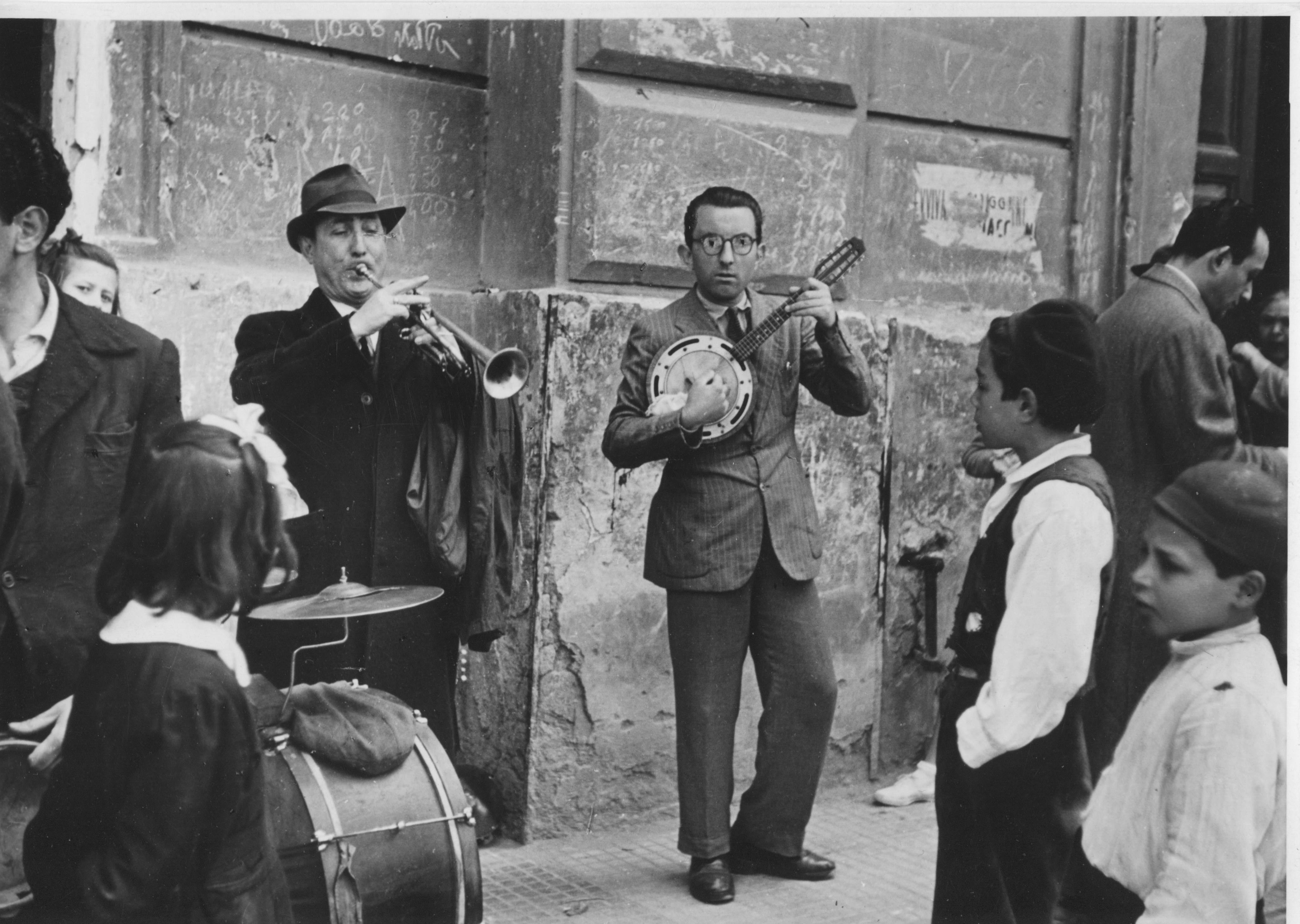 Black and White Photograph Erich Andres - Naples 1954, musique de rue