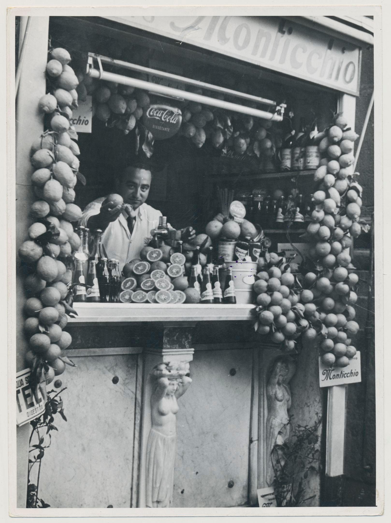 Erich Andres Black and White Photograph - Naples, Fruitsstand, Street Photography, Black and White, 1950s, 17, 8 x 13, 1 cm
