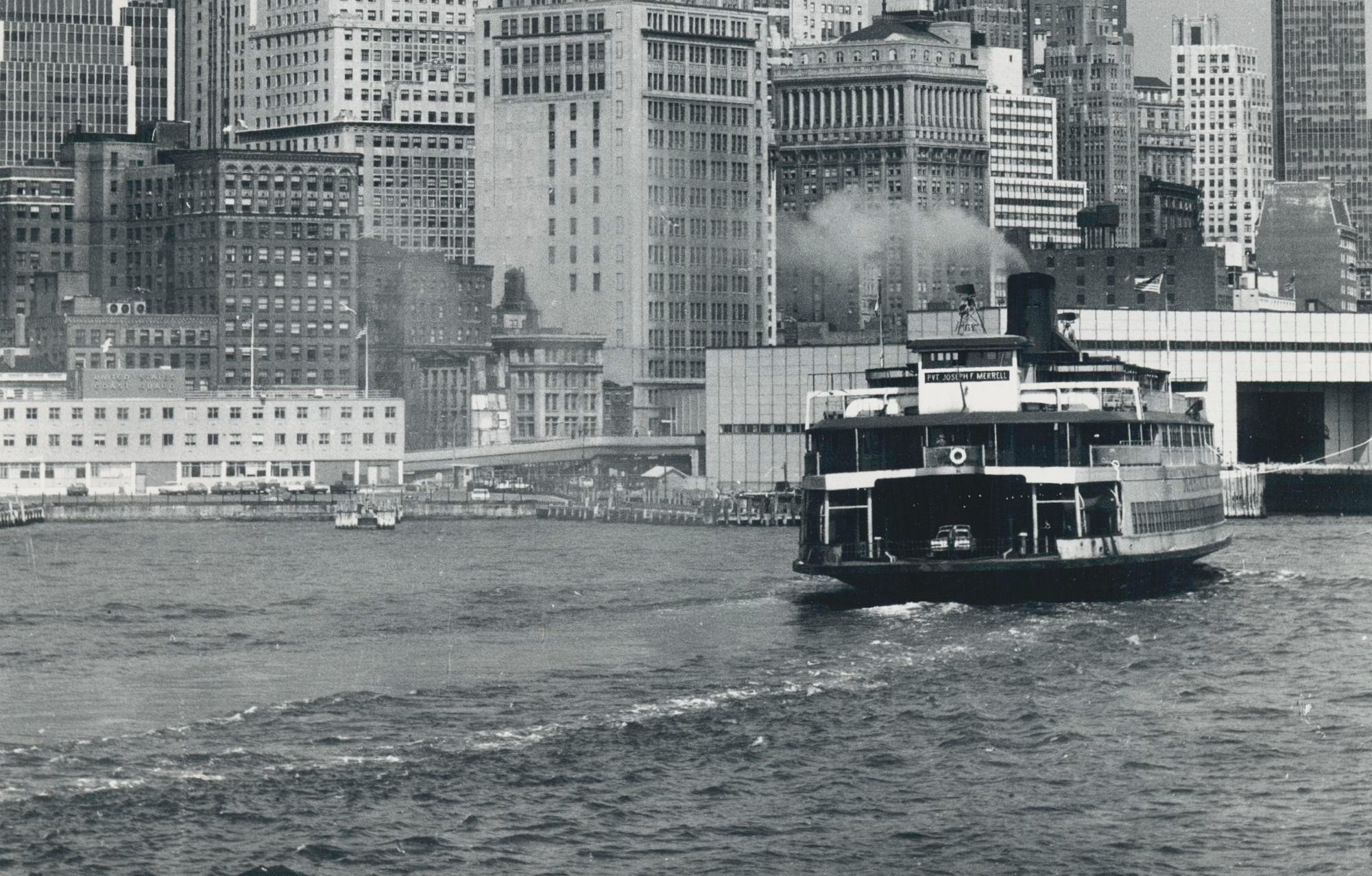 New York City, Waterfront, Black and White, USA 1960s, 23, 4 x 17, 3 cm - Modern Photograph by Erich Andres