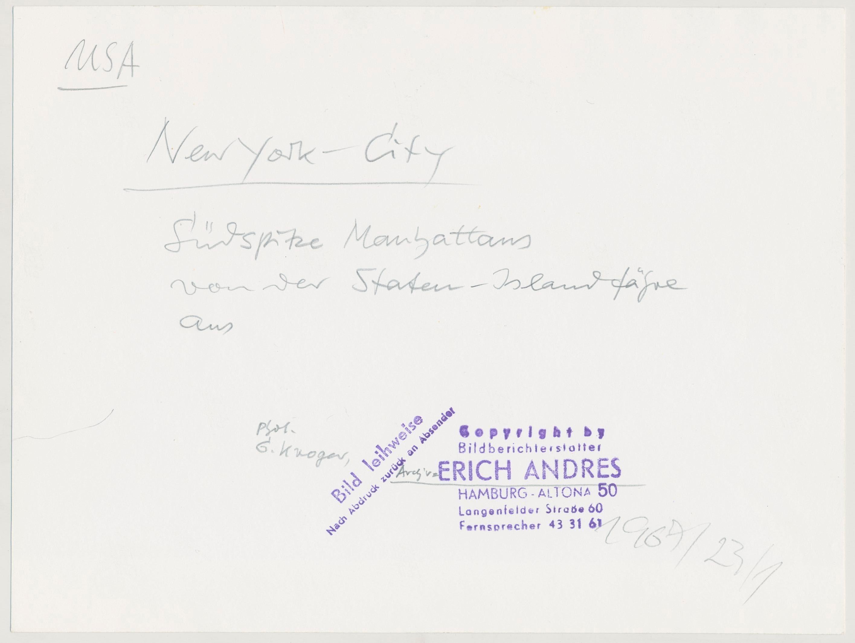 New York - Skyline, photographie en noir et blanc, États-Unis, vers les années 1960, 17,4 x 23,3 cm - Gris Black and White Photograph par Erich Andres