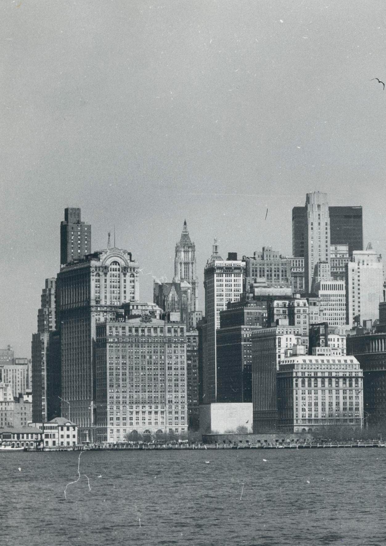 New York - Skyline, photographie en noir et blanc, États-Unis, vers les années 1960, 17,4 x 23,3 cm - Photograph de Erich Andres