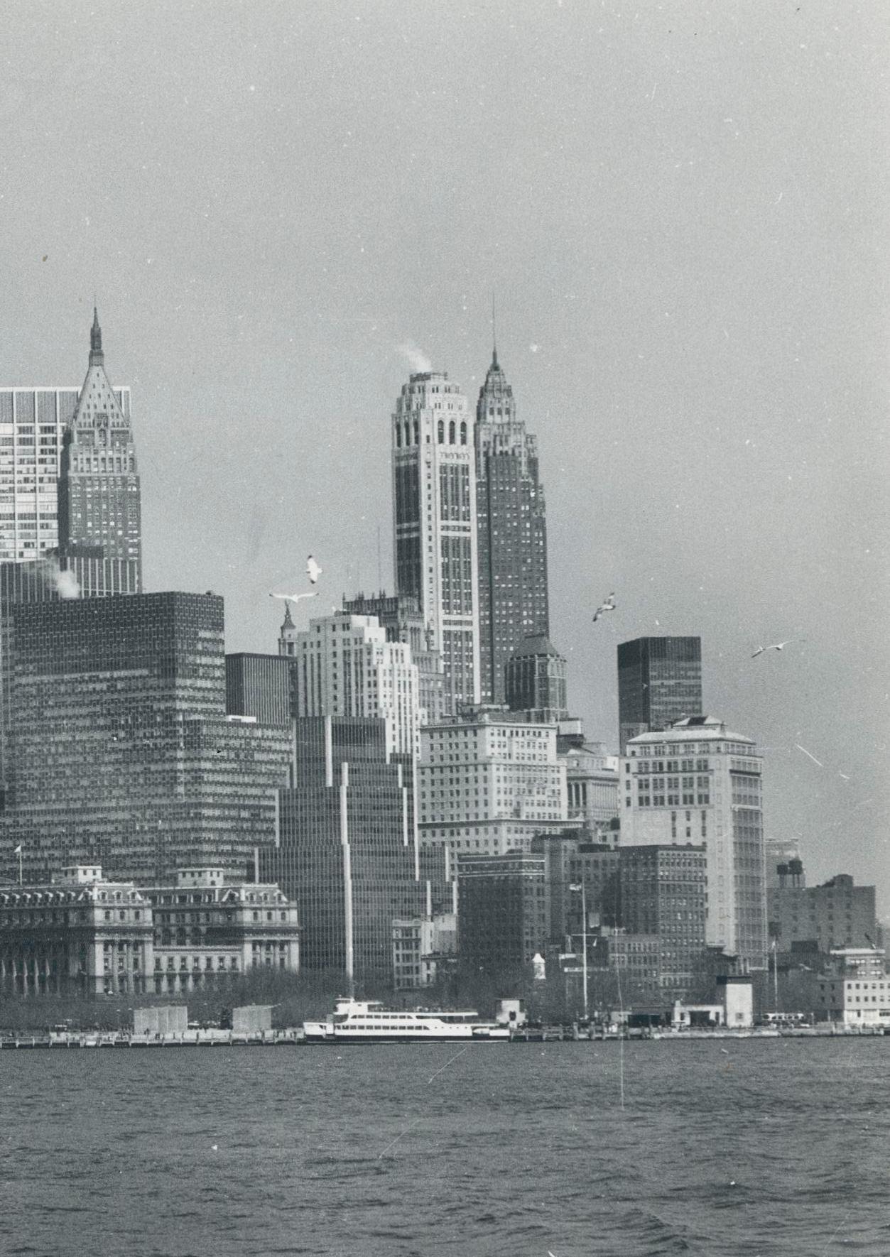 New York - Skyline, photographie en noir et blanc, États-Unis, vers les années 1960, 17,4 x 23,3 cm - Moderne Photograph par Erich Andres