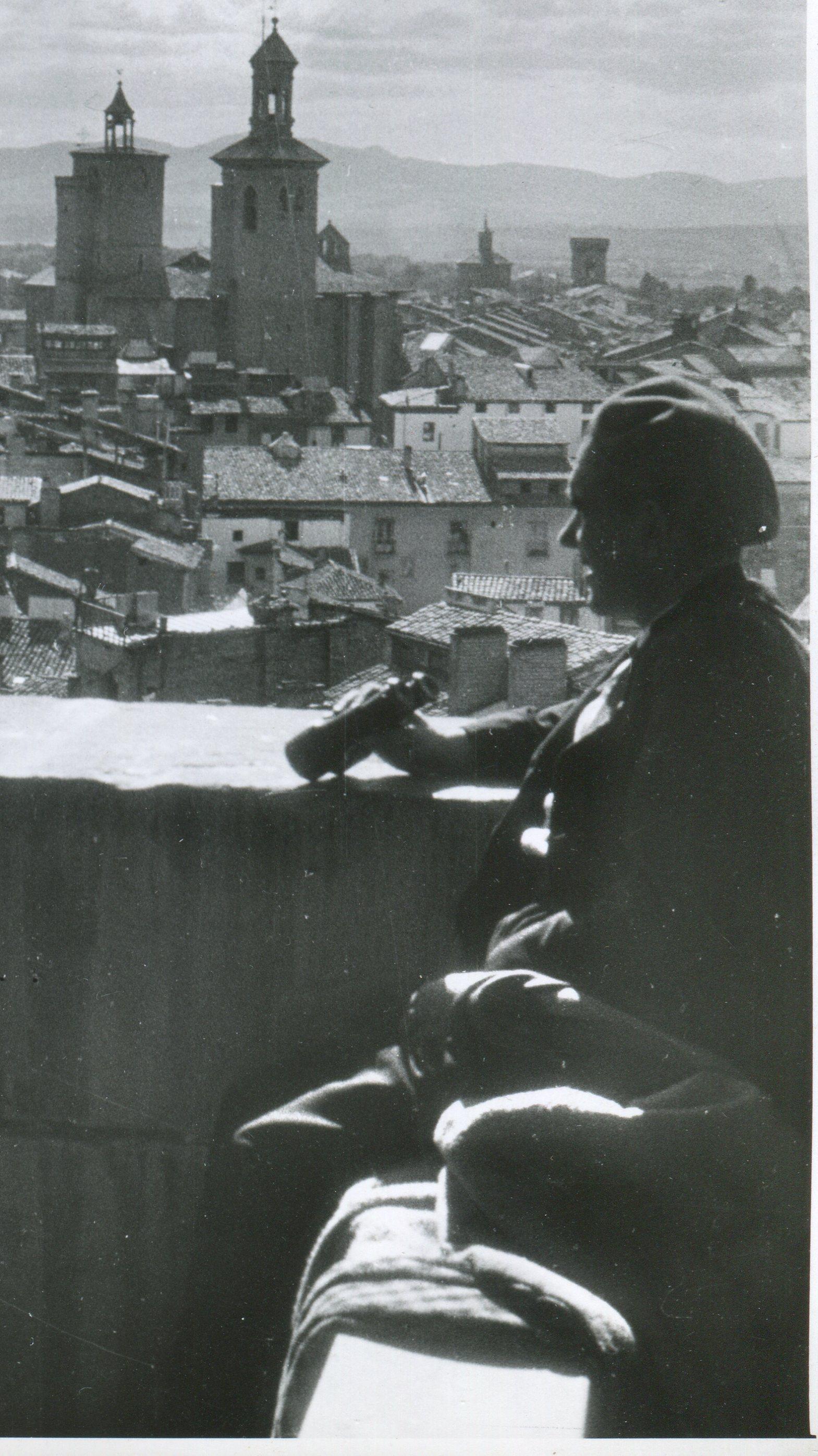 Pamplona, Espagne, 1936, Guerre de Sécession, Vue d'une tour - Photograph de Erich Andres
