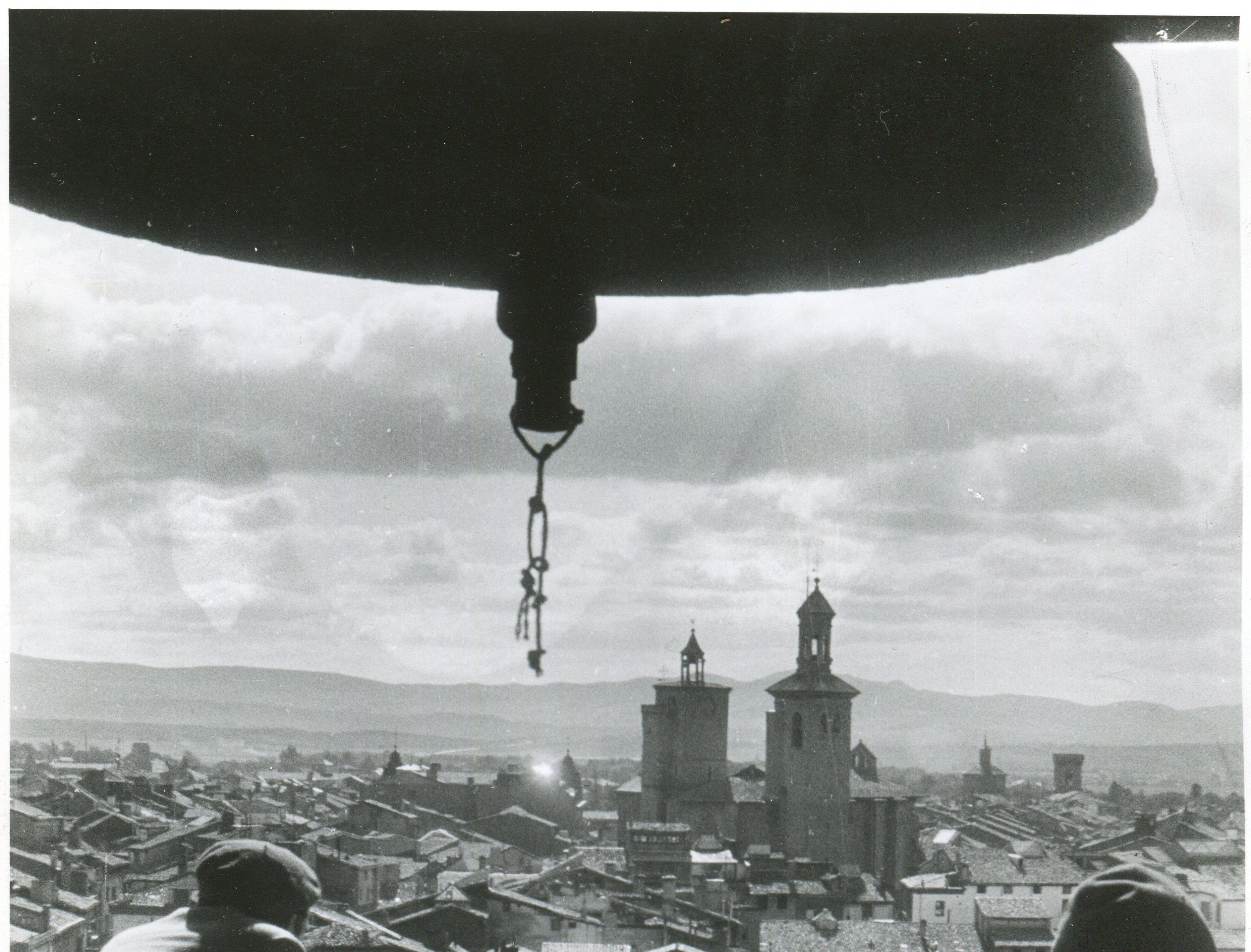 Pamplona, Espagne, 1936, Guerre de Sécession, Vue d'une tour - Moderne Photograph par Erich Andres
