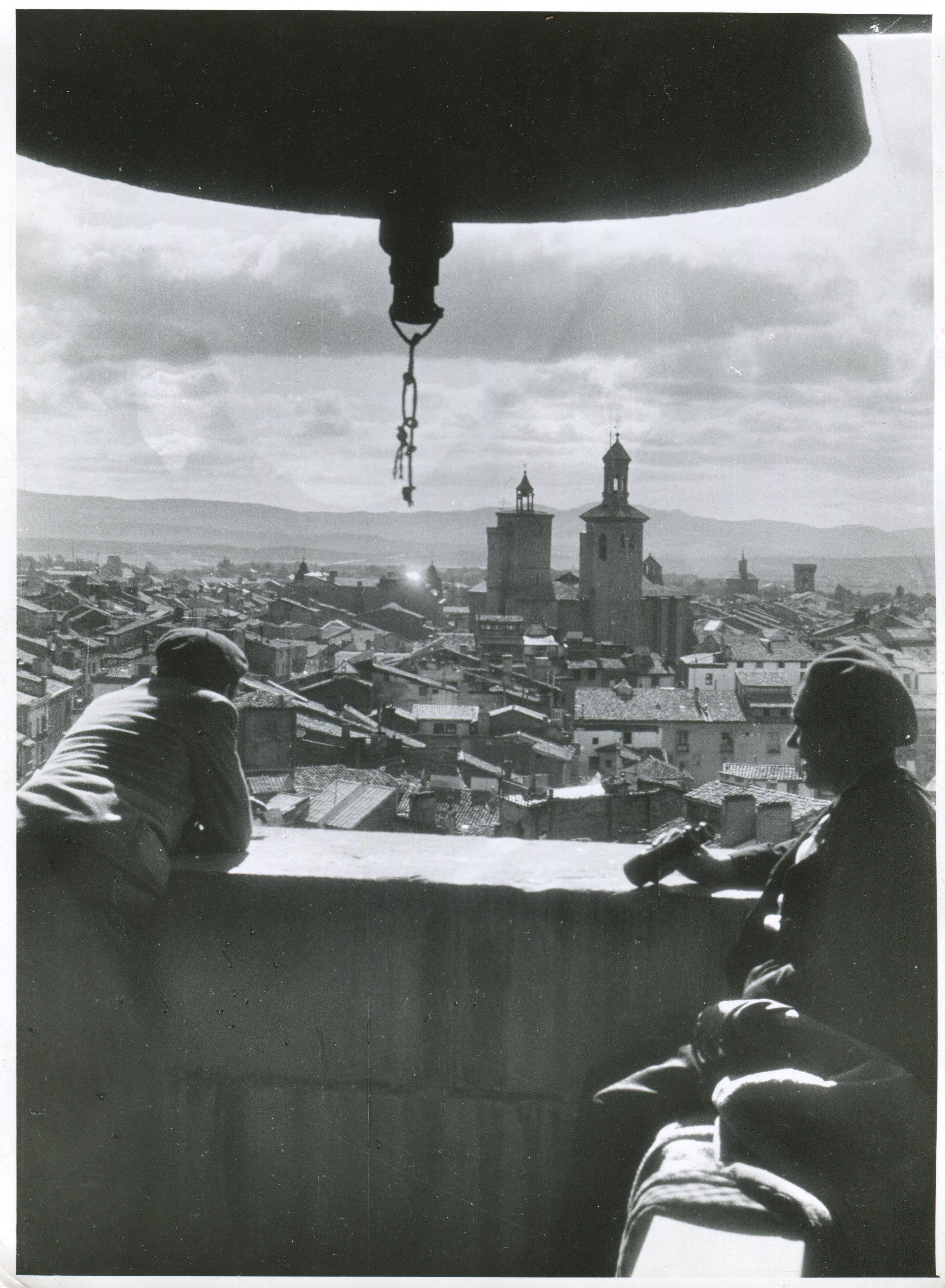 Black and White Photograph Erich Andres - Pamplona, Espagne, 1936, Guerre de Sécession, Vue d'une tour