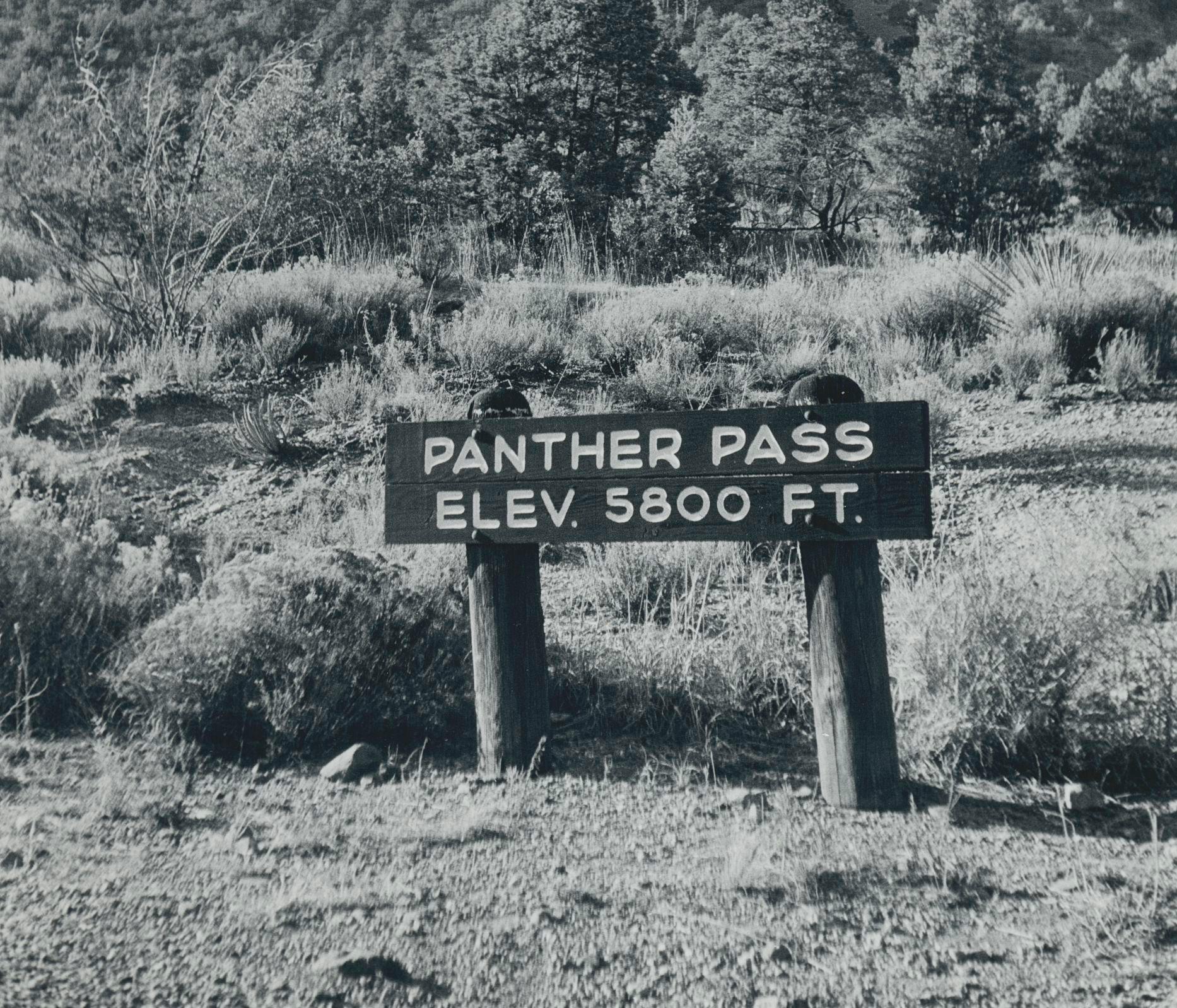 Panther Pass, Texas, photographie en noir et blanc, États-Unis, vers les années 1960, 23,3 x 16,5 cm - Moderne Photograph par Erich Andres