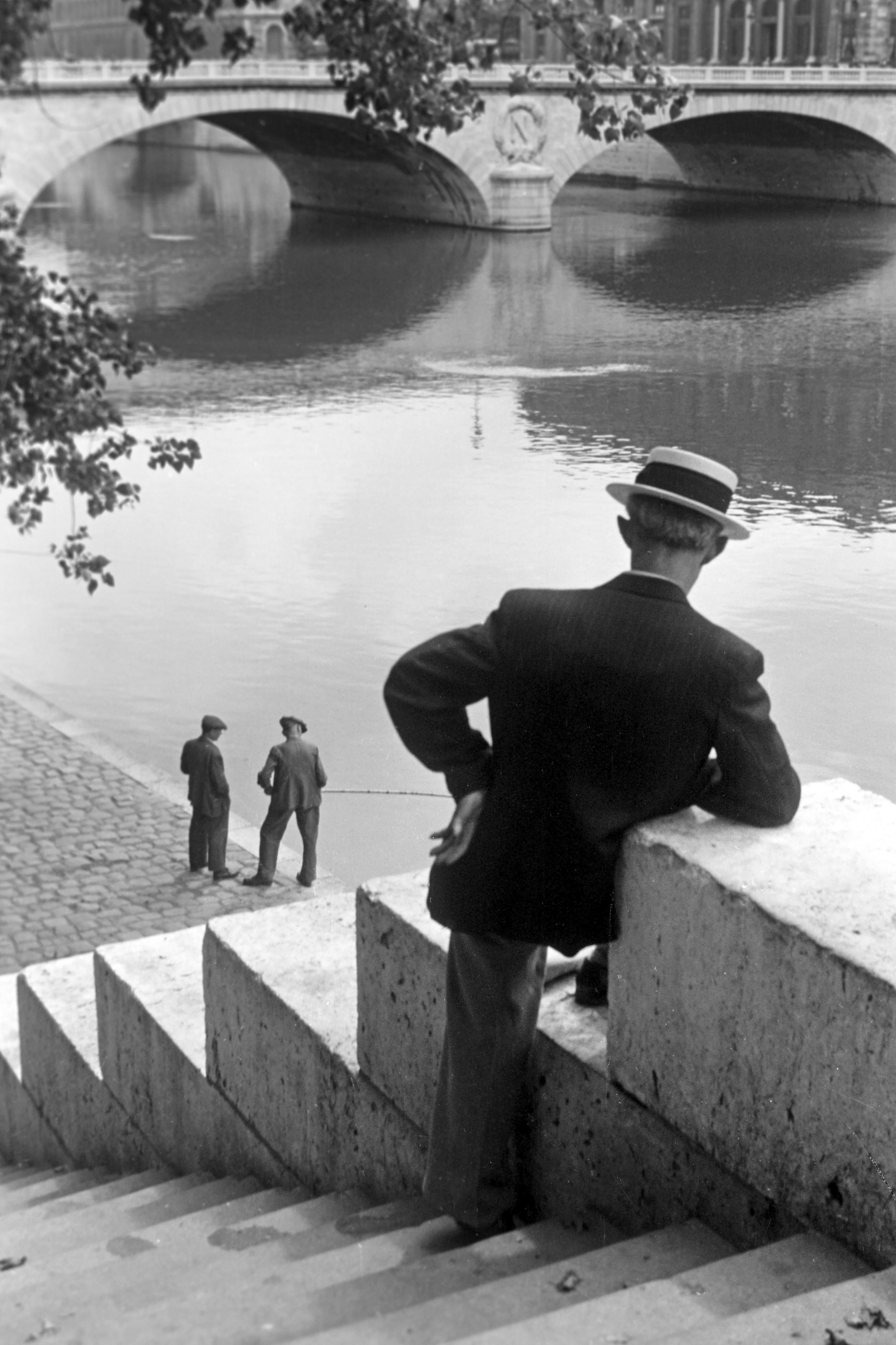 Erich Andres Black and White Photograph - Paris 1952 , a picturesque moment