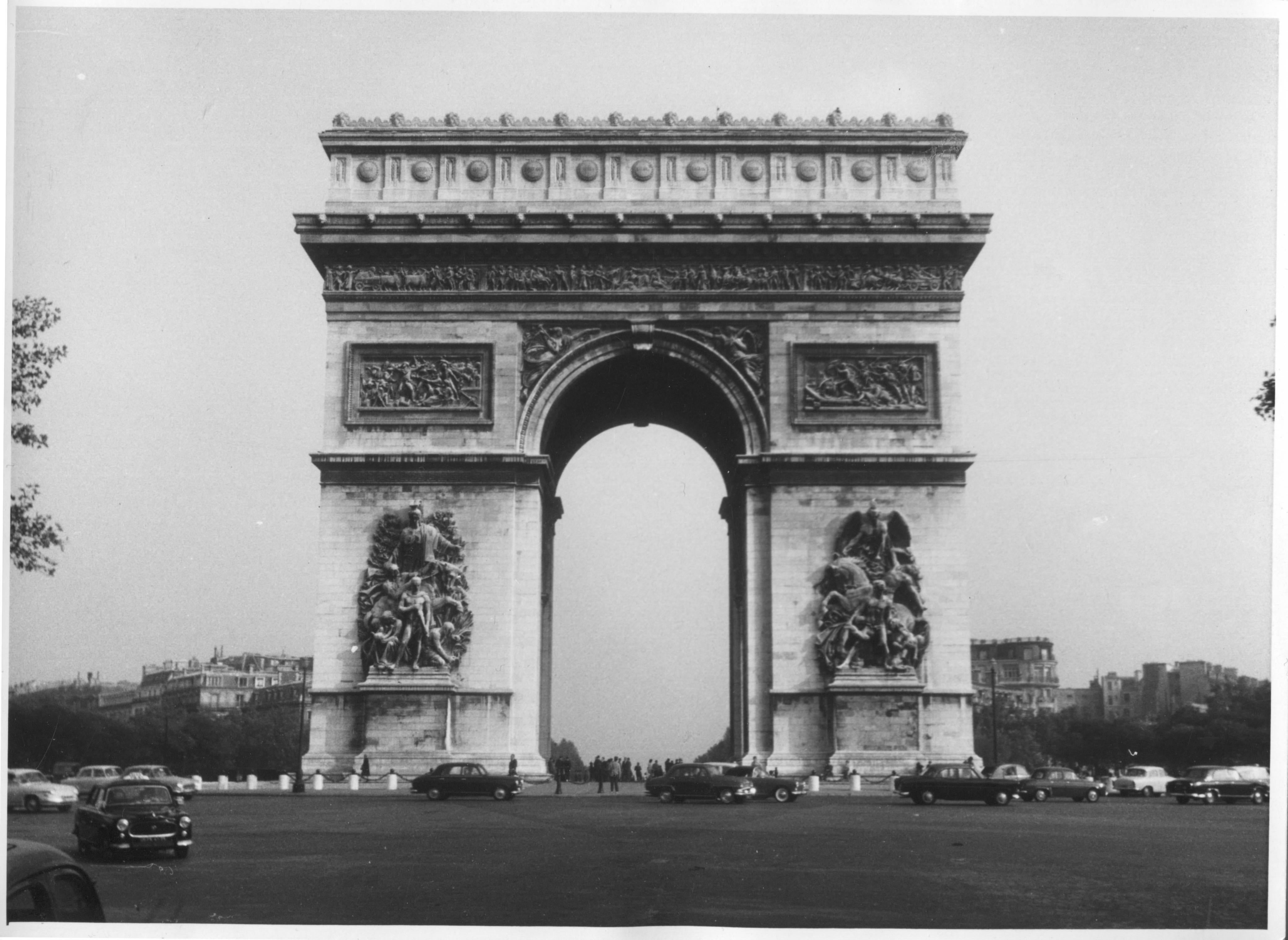 Erich Andres Black and White Photograph – Paris 1952, Arc de Triomphe