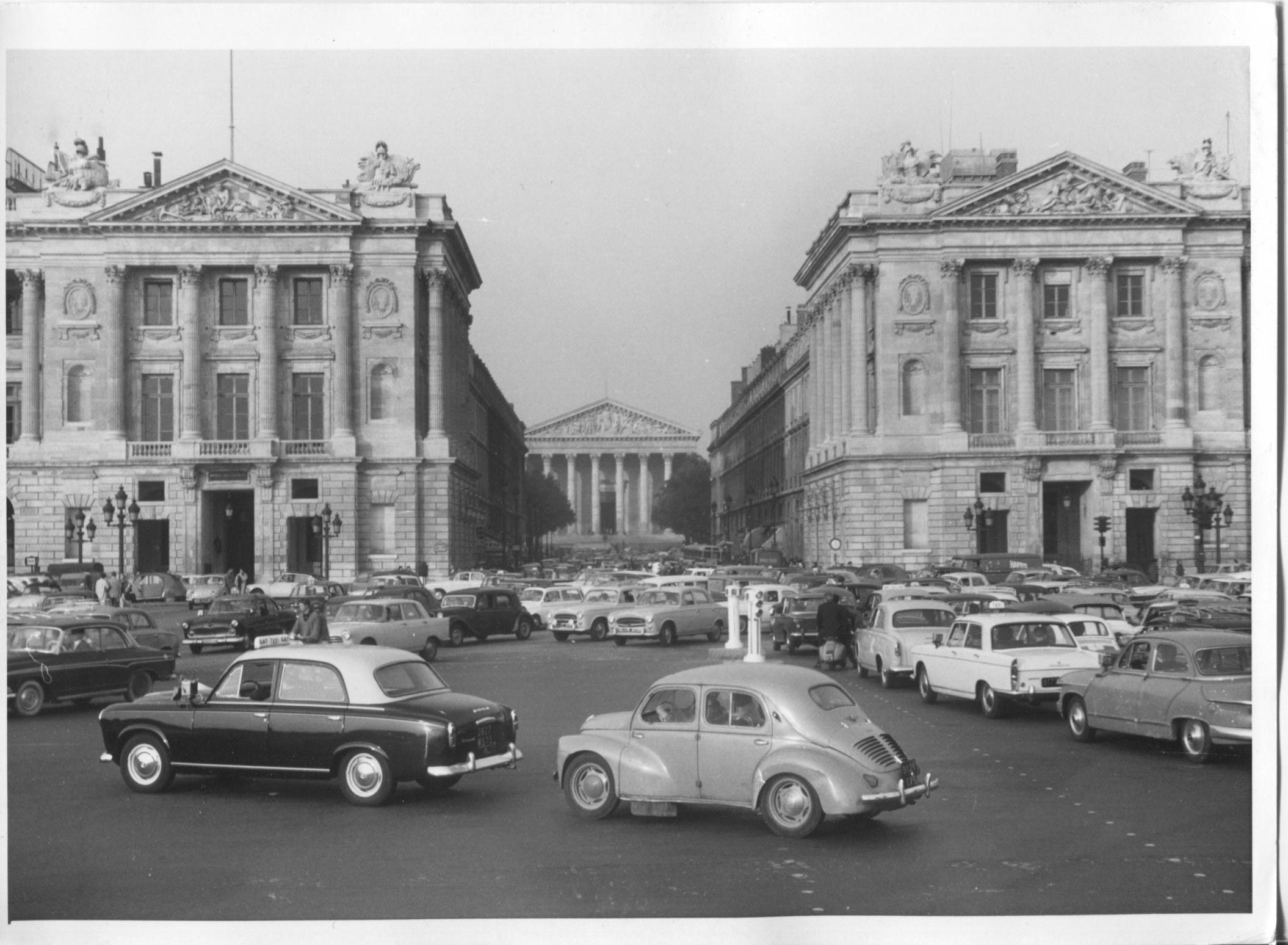 Erich Andres Black and White Photograph – Paris 1952, Place de la Concorde, Paris