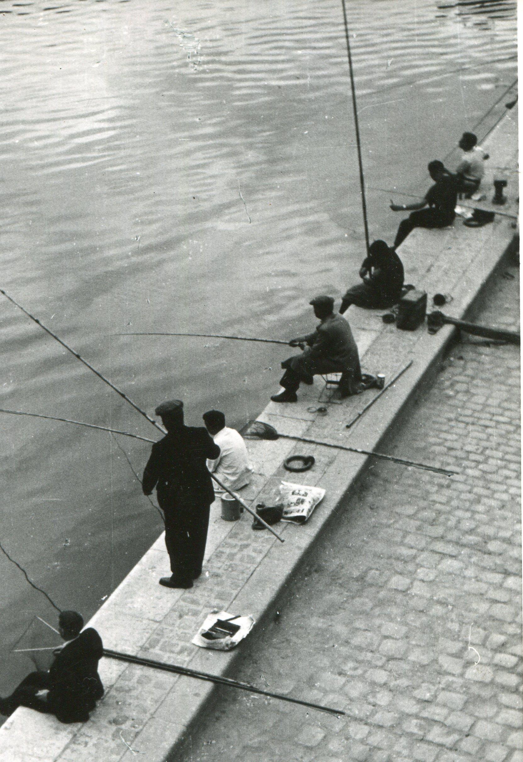 Paris, Seine, pêcheur le matin, 1955 - Photograph de Erich Andres