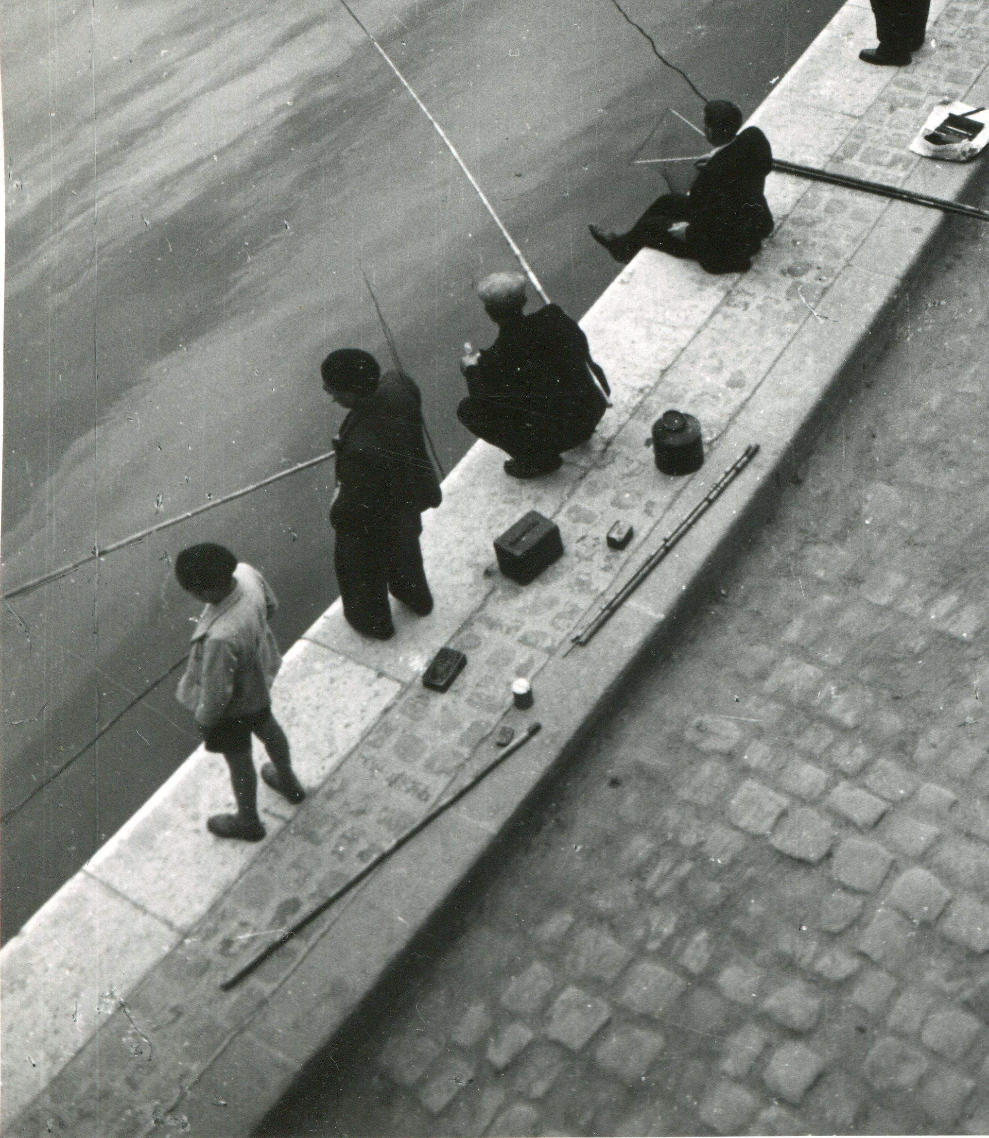 Paris, Seine, pêcheur le matin, 1955 - Moderne Photograph par Erich Andres