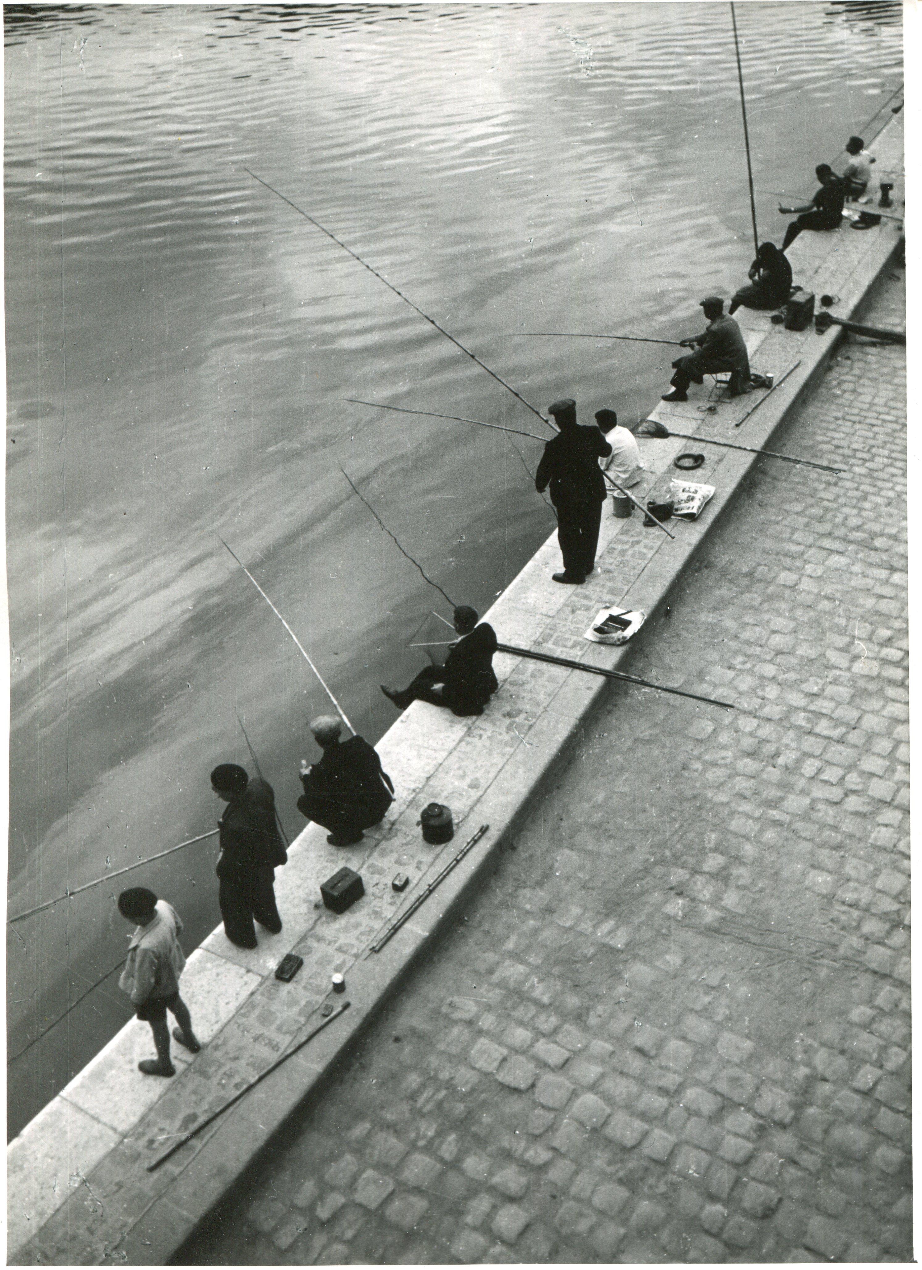 Black and White Photograph Erich Andres - Paris, Seine, pêcheur le matin, 1955
