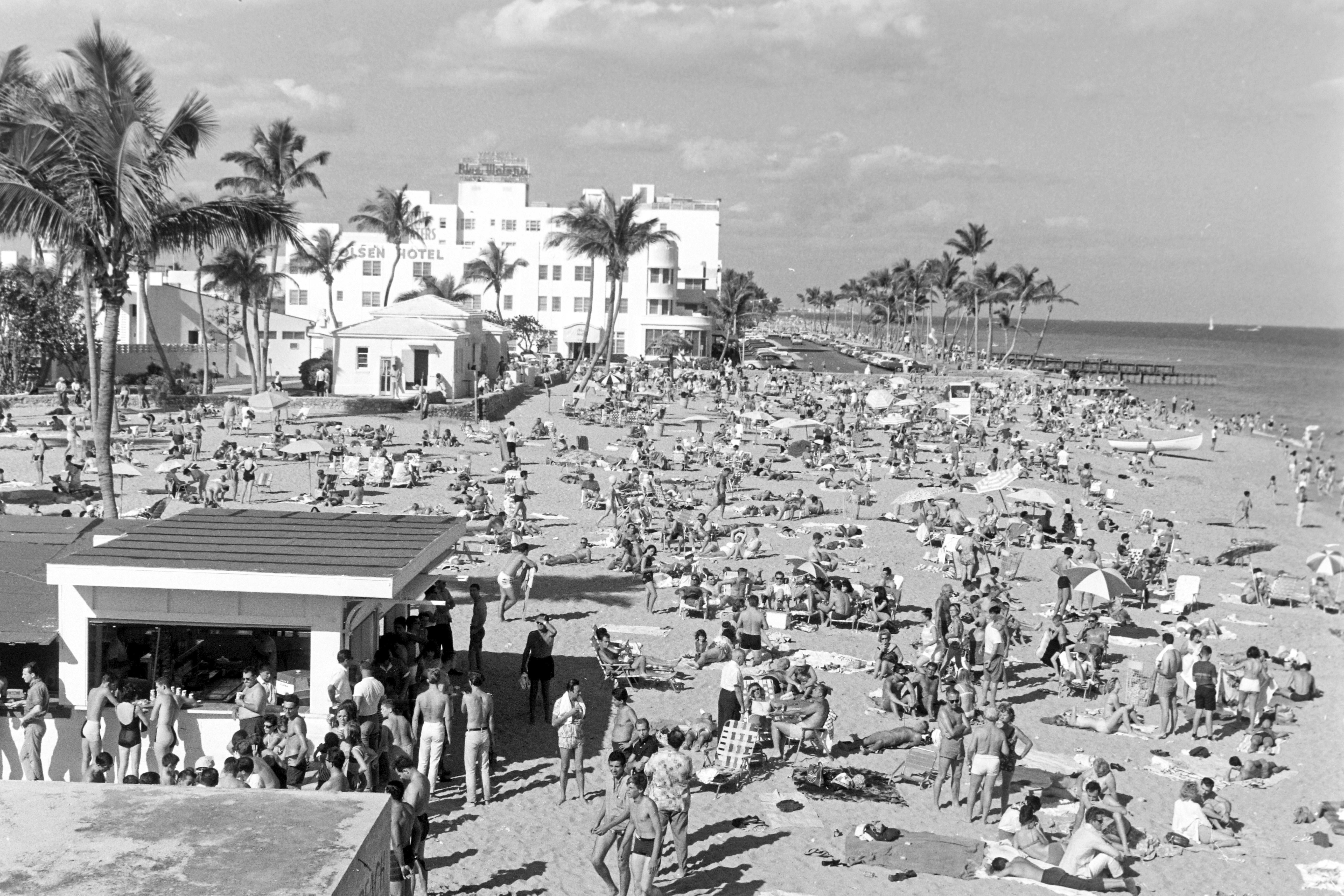 Erich Andres Black and White Photograph - People on the beach in Miami, Florida, USA 1960s
