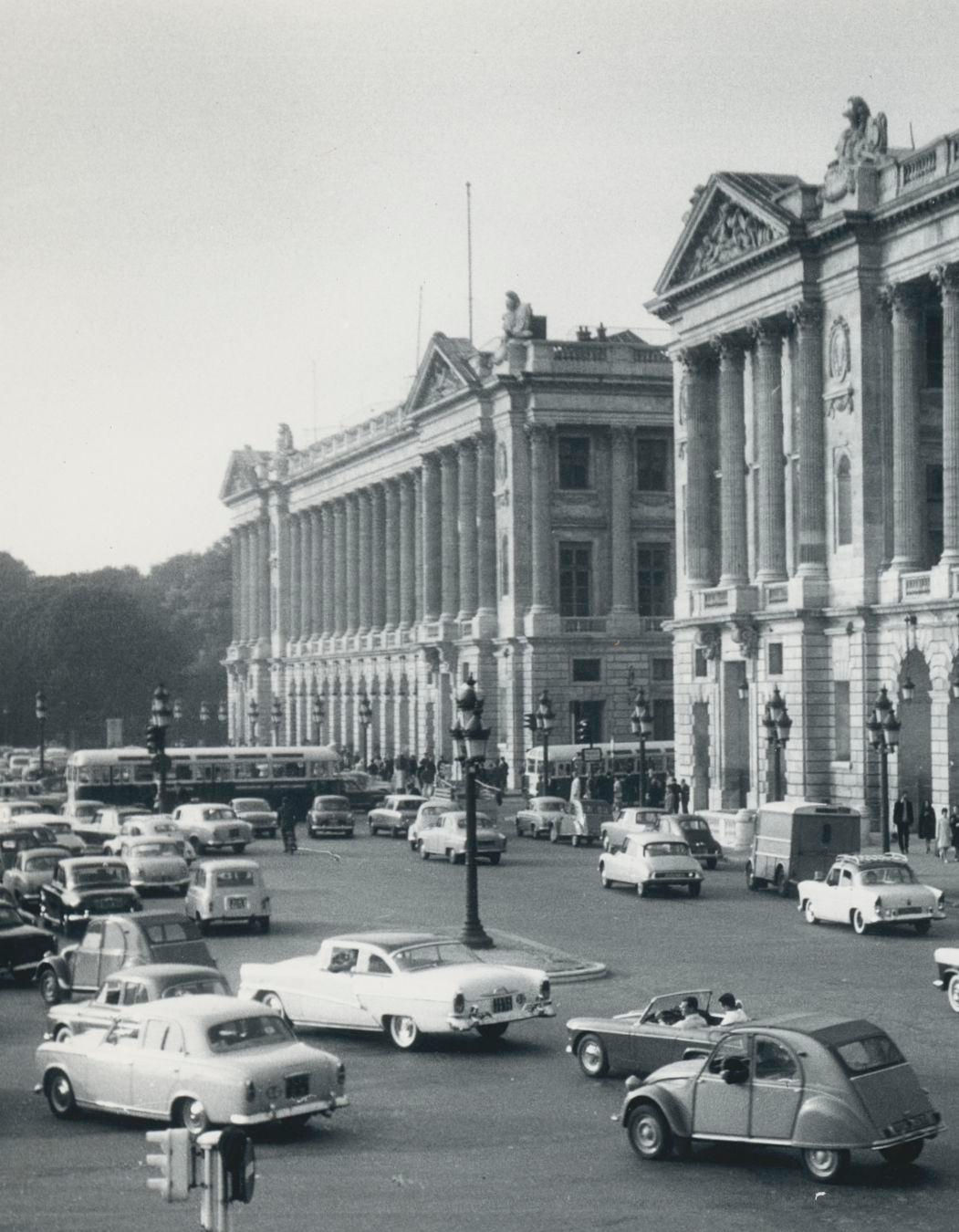 Plaza de la Concordia, Blanco y negro, Francia años 50, 17, 7 x 13, 1 cm - Photograph de Erich Andres