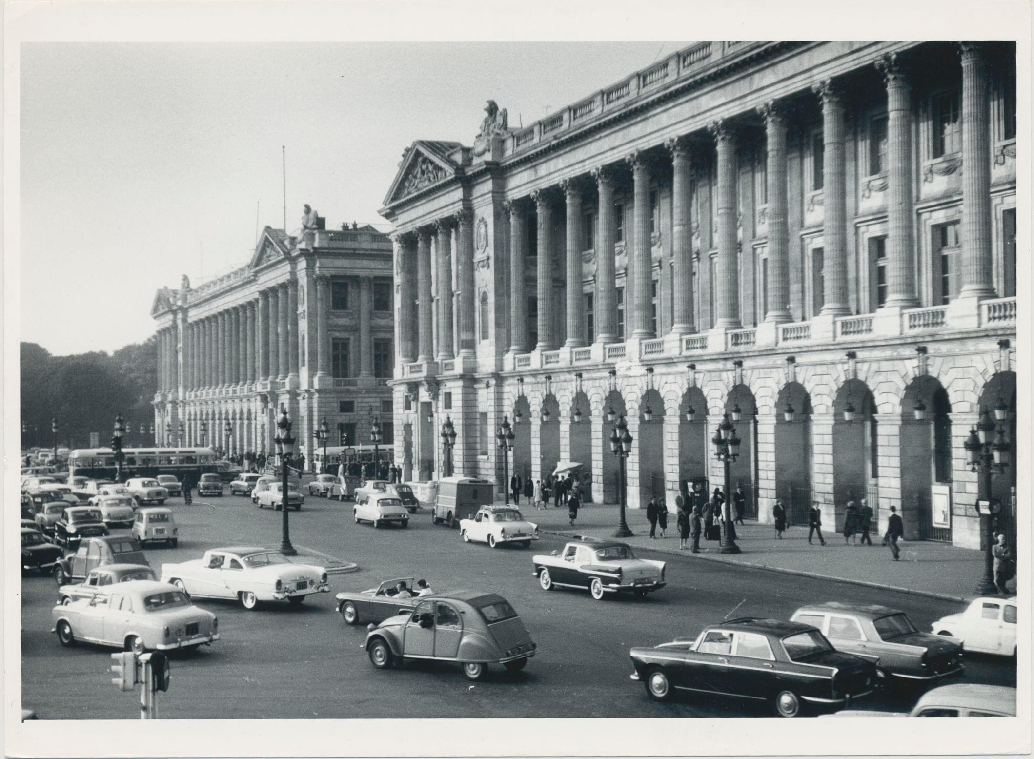 Black and White Photograph de Erich Andres - Plaza de la Concordia, Blanco y negro, Francia años 50, 17, 7 x 13, 1 cm