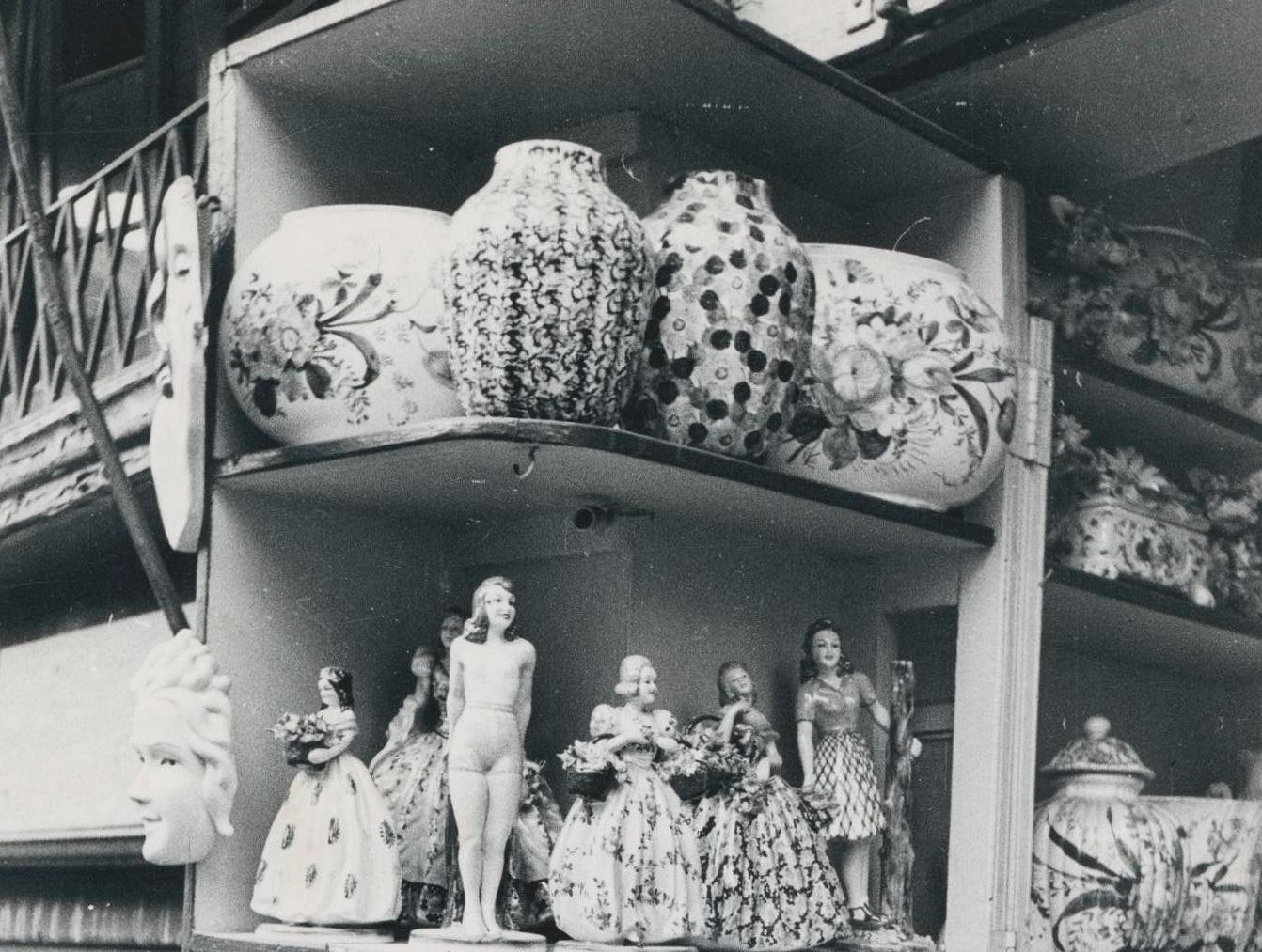 Poterie, boutique, photographie de rue, noir et blanc, Italie, années 1950, 17,8 x 12,4 cm - Photograph de Erich Andres
