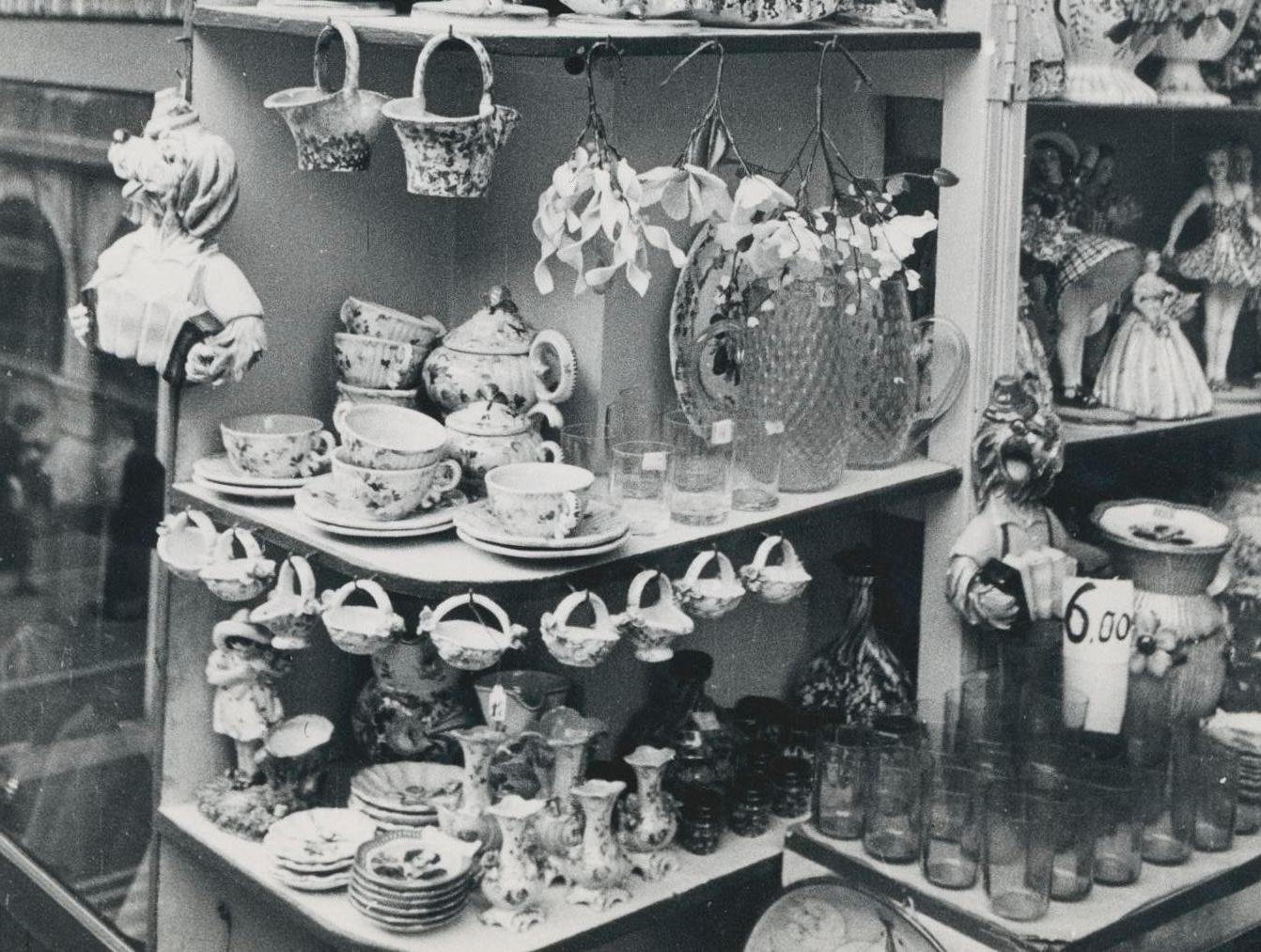 Töpferwaren, Shop, Street Photography, Schwarz-Weiß, Italien 1950er Jahre, 17,8 x 12,4 cm im Angebot 1