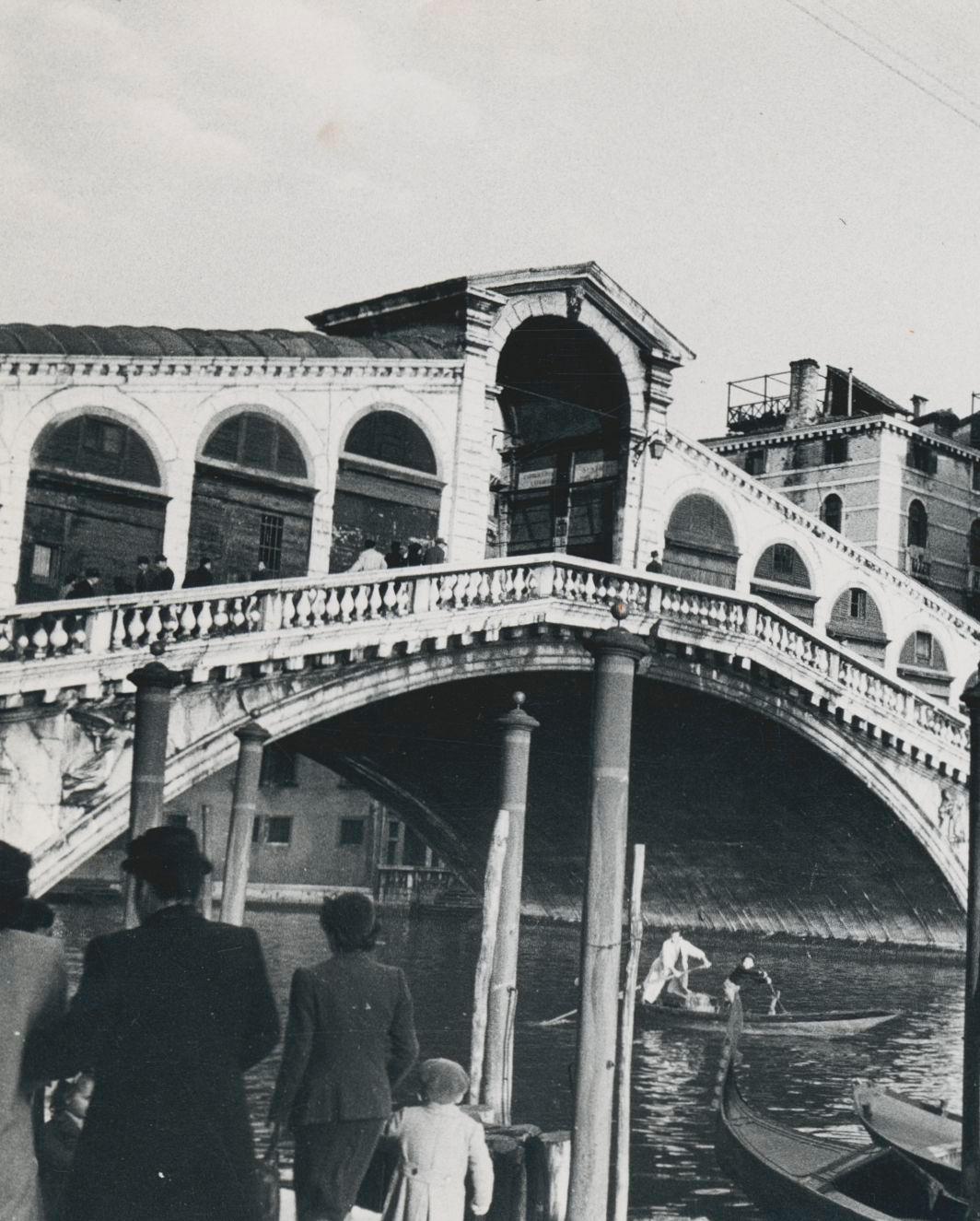 Venice, Venedig, Rialto Bridge, Italy 1950s, 12 x 17, 8 cm - Photograph by Erich Andres