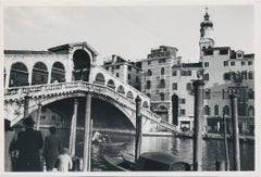 Rialto Bridge, Street Photography, Black and White, Italy 1950s, 12 x 17,8 cm
