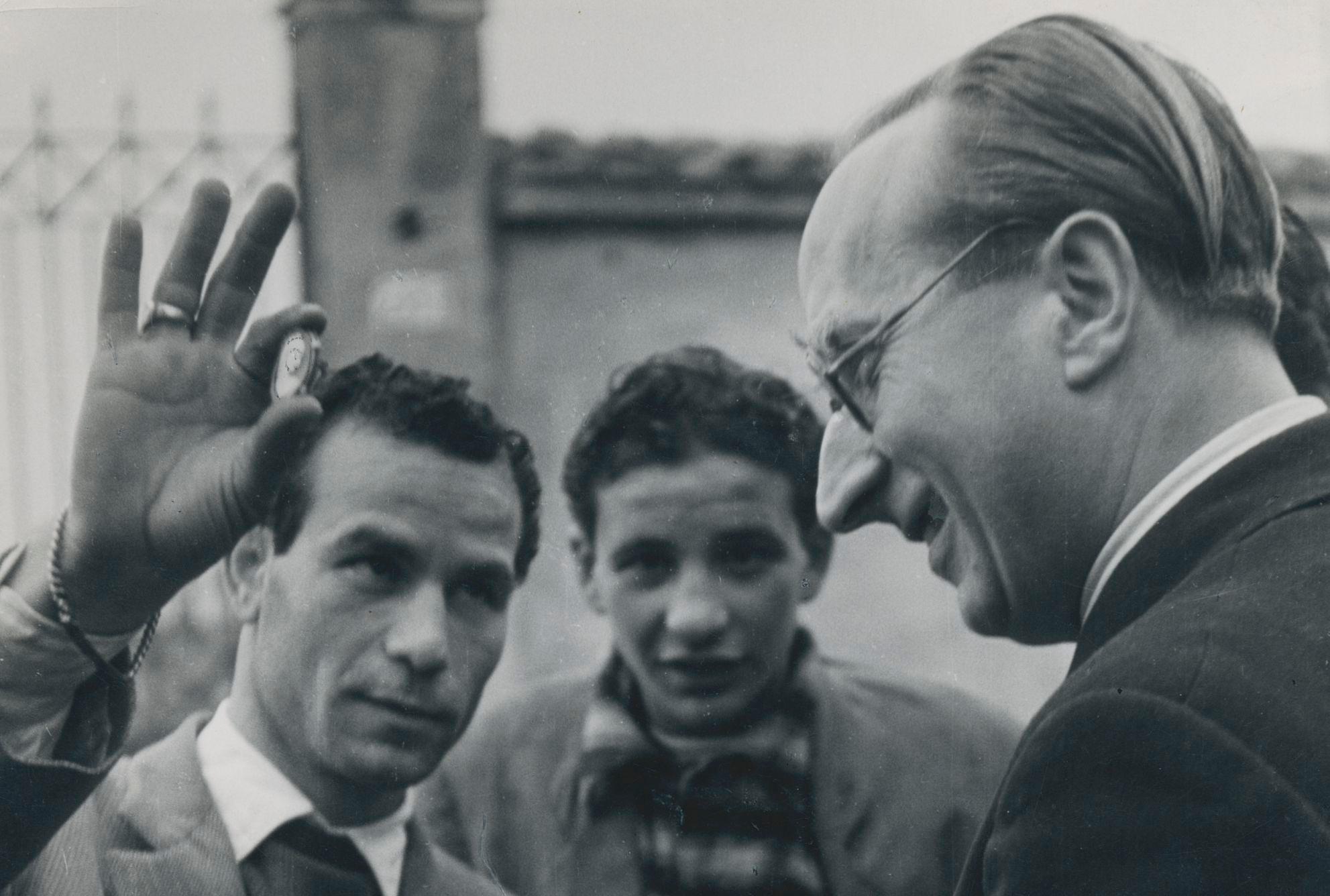 Rome, Men, Street Photography, Black and White, Italy, 1950s, 23, 4 x 17, 1 cm For Sale 1