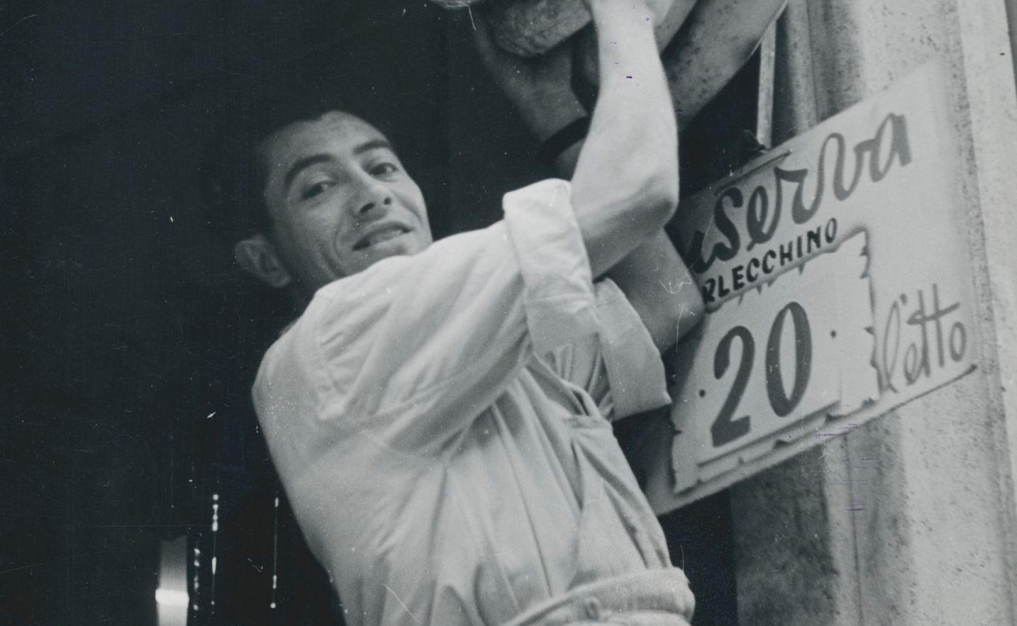 Silbergelatine-Druck von Erich Andres, um 1950.
Andres wurde 1905 in Deutschland geboren und verstarb 1992. Er begann seine Karriere als Fotograf im Jahr 1920. Er war einer der ersten Fotografen, die eine Leica benutzten. Seine Bilder sind heute in