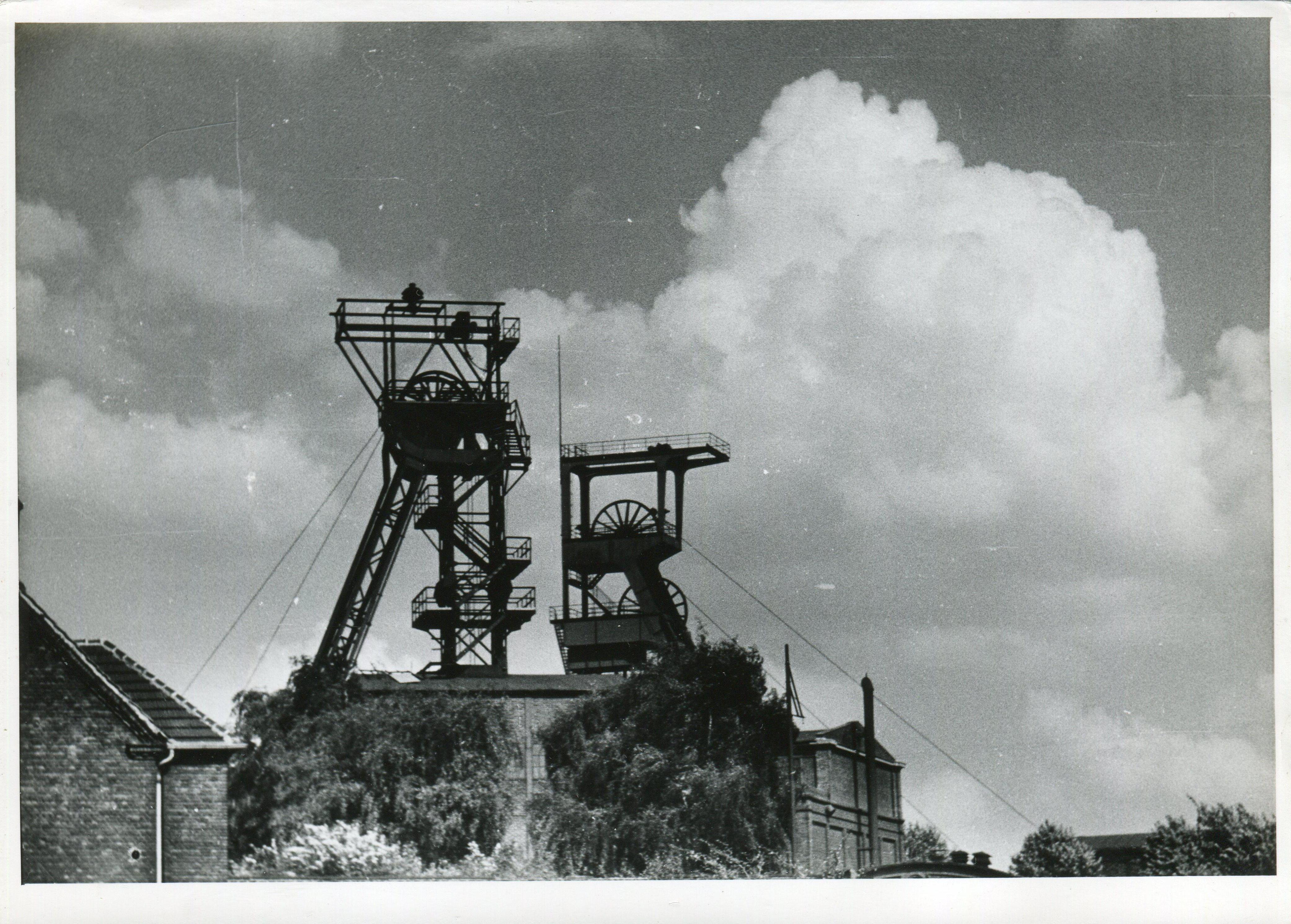 Black and White Photograph di Erich Andres - Zona della Ruhr Zeche Westerholt, Germania 1947