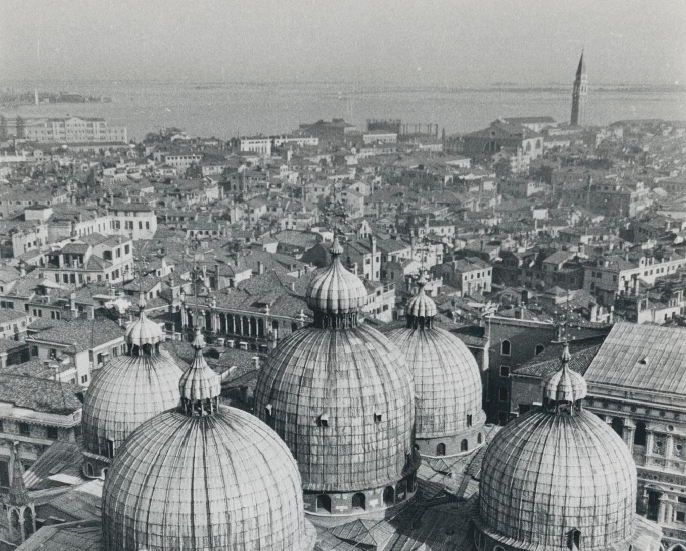 Venice, Venedig, San Marco, Black and White, Italy 1950s, 17, 7 x 12, 3 cm - Photograph by Erich Andres