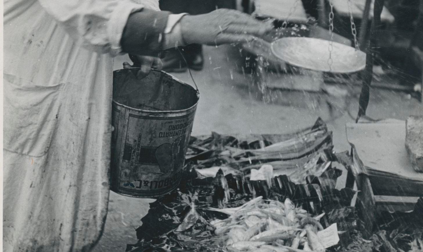 Verkäufer, Markt, Straßenfotografie, Schwarz-Weiß, Italien 1950er Jahre, 17,7 x 13 cm – Photograph von Erich Andres