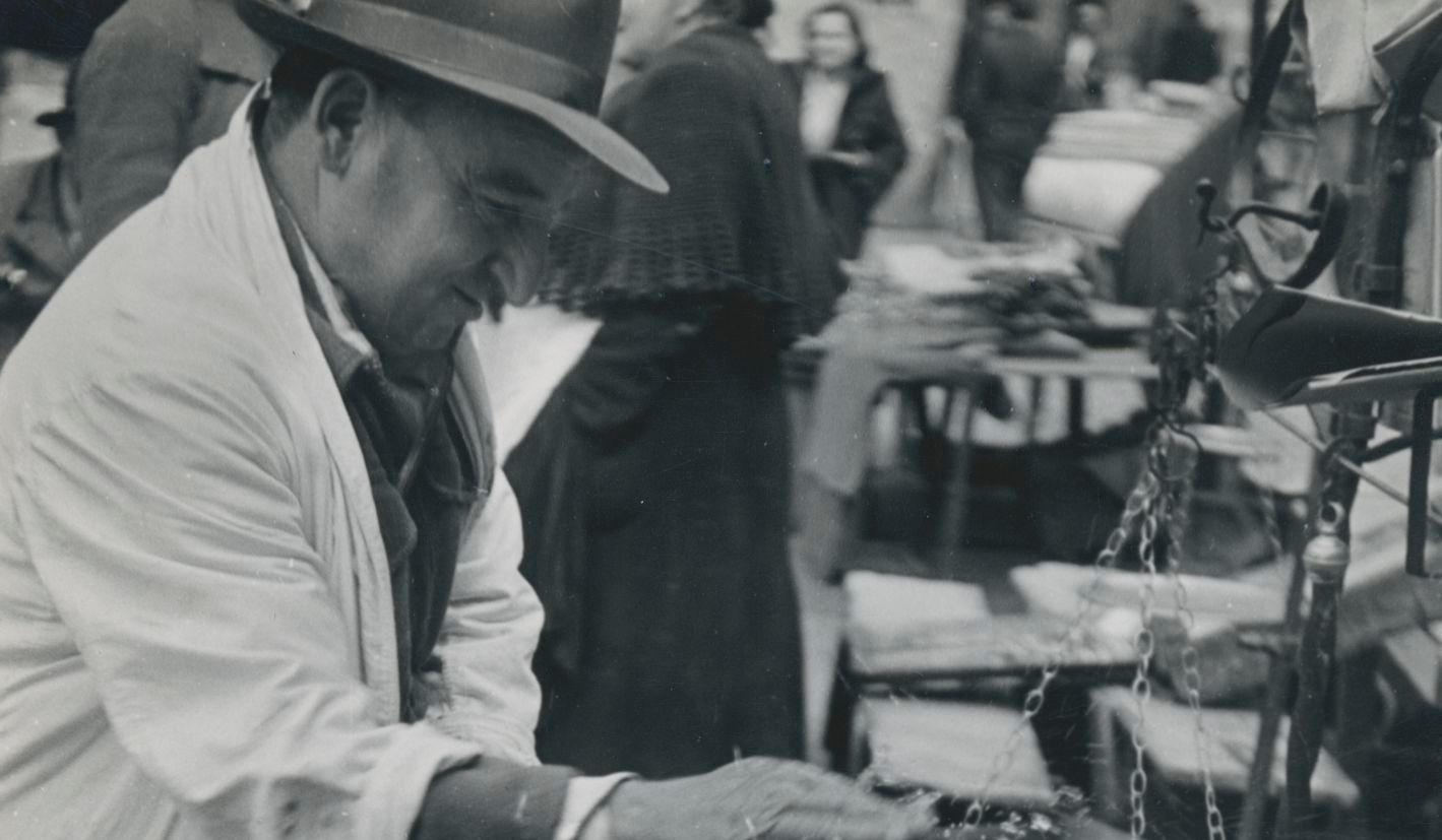 Seller, Market, Street Photography, Black and White, Italy 1950s, 17, 7 x 13 cm For Sale 1