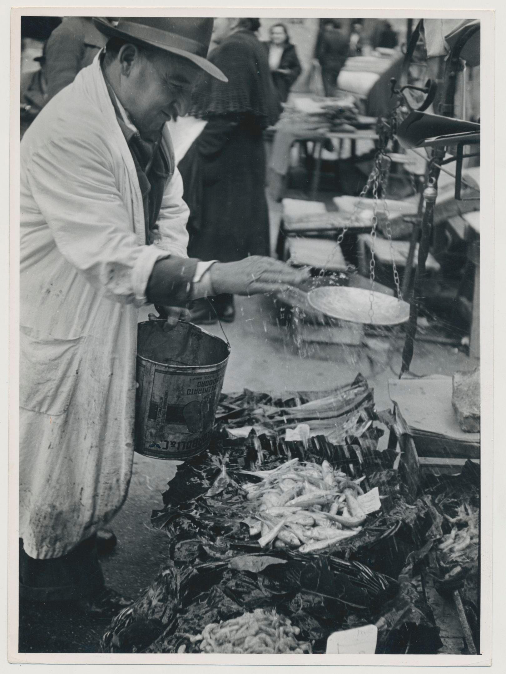 Erich Andres Black and White Photograph - Seller, Market, Street Photography, Black and White, Italy 1950s, 17, 7 x 13 cm