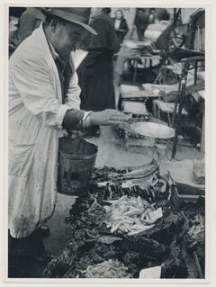 Seller, Market, Street Photography, Black and White, Italy 1950s, 17,7 x 13 cm