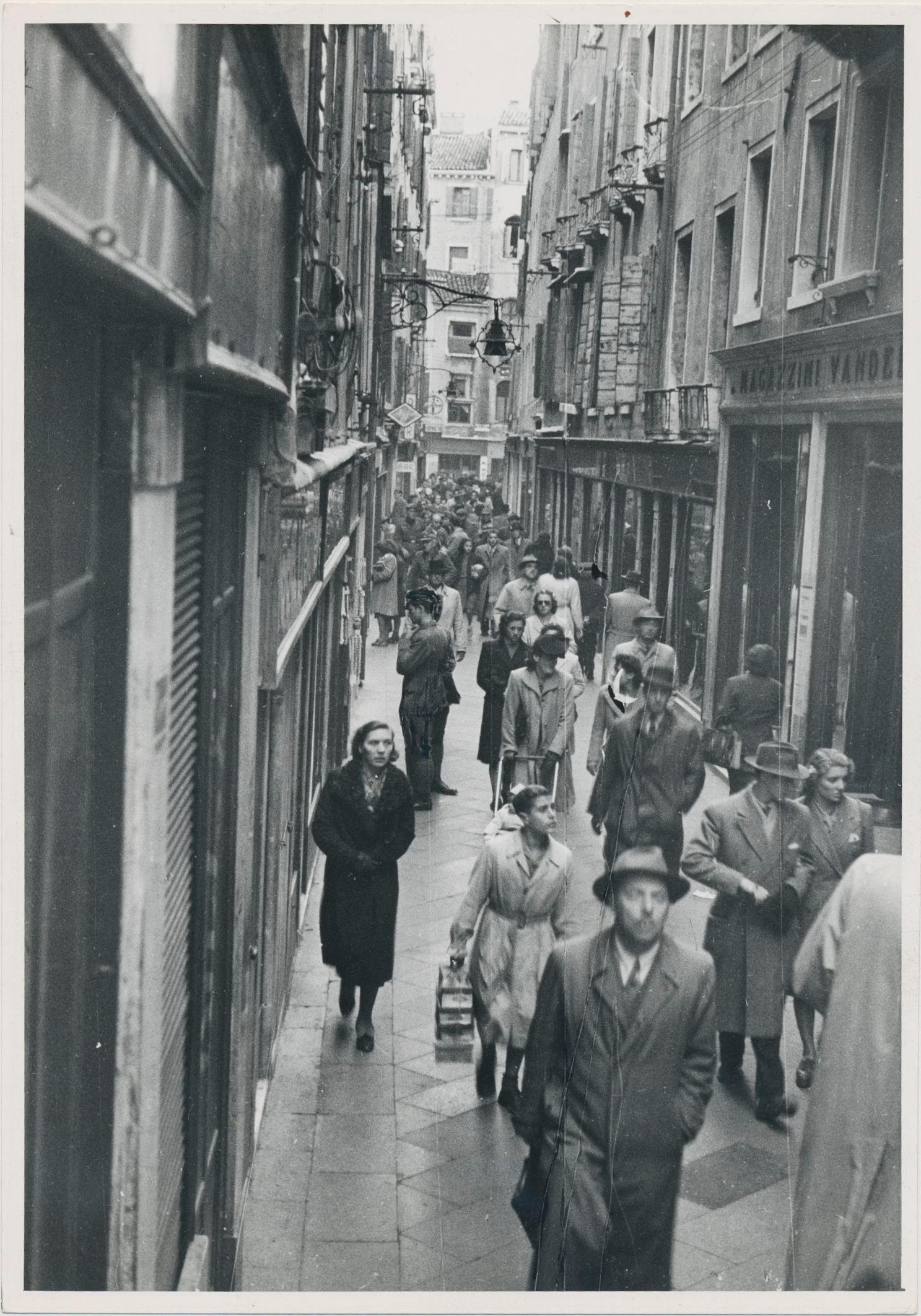 Venice, Venetia, Shopping Street, Black and White, Italy 1950s, 17, 9 x 12, 5 cm - Photograph by Erich Andres