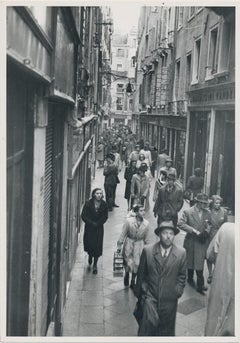 Shopping Street, Black and White, Italy 1950s, 17,9 x 12,5 cm