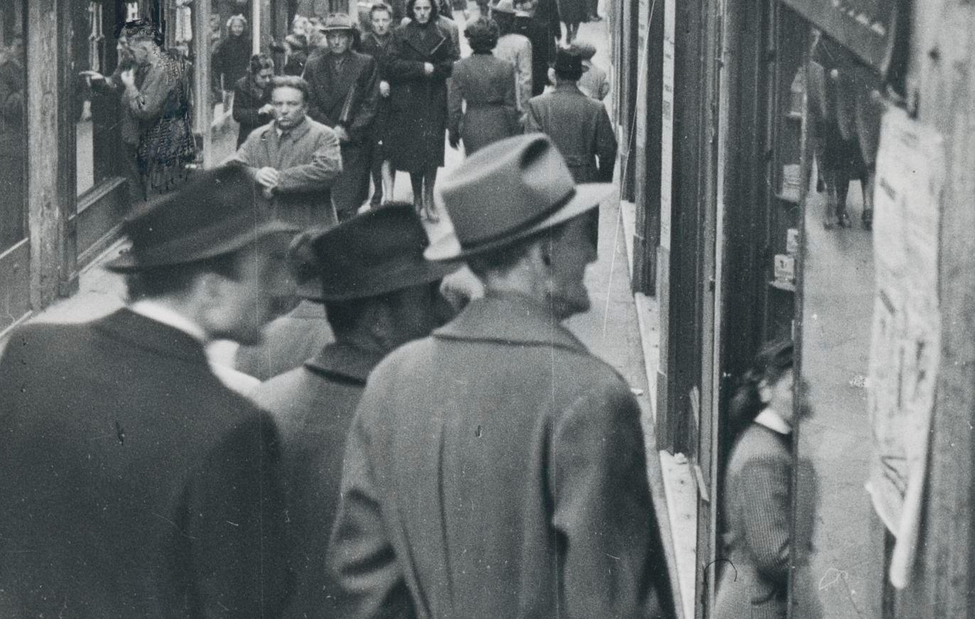 Shopping Street; Straßenfotografie, Schwarz-Weiß, Italien 1950s, 17,8 x 13 cm – Photograph von Erich Andres