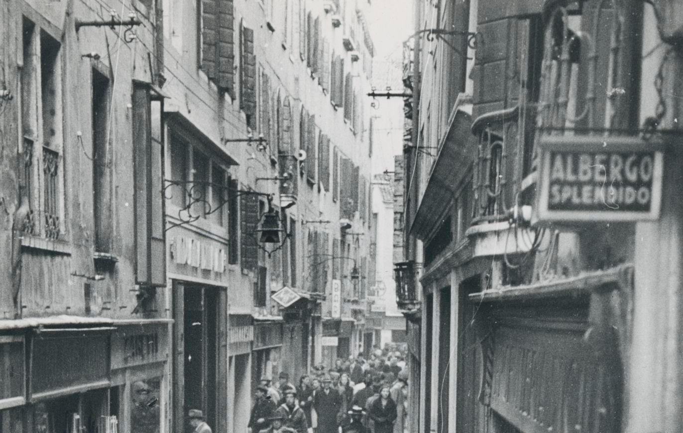Shopping Street; Straßenfotografie, Schwarz-Weiß, Italien 1950s, 17,8 x 13 cm (Moderne), Photograph, von Erich Andres