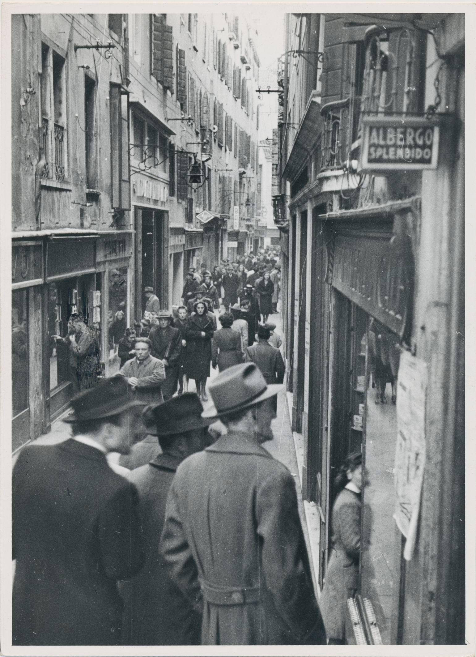 Erich Andres Black and White Photograph – Shopping Street; Straßenfotografie, Schwarz-Weiß, Italien 1950s, 17,8 x 13 cm