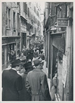 Shopping street ; Photographie de rue, noir et blanc, Italie, années 1950, 17,8 x 13 cm