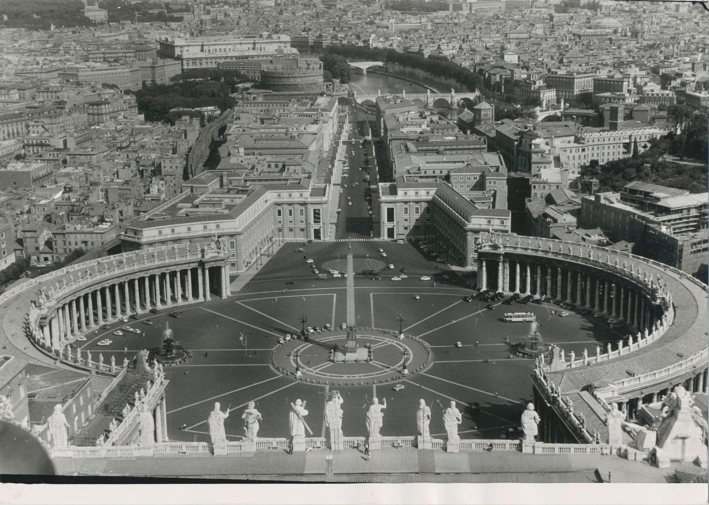 Erich Andres Black and White Photograph - St. Peter's Square Rome, Black and White, Italy 1950s; 16.6 x 23.4 cm