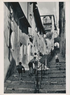 Zwei Stühle, Straßenfotografie, Schwarz-Weiß, Frankreich 1950er Jahre, 17,9 x 13 cm